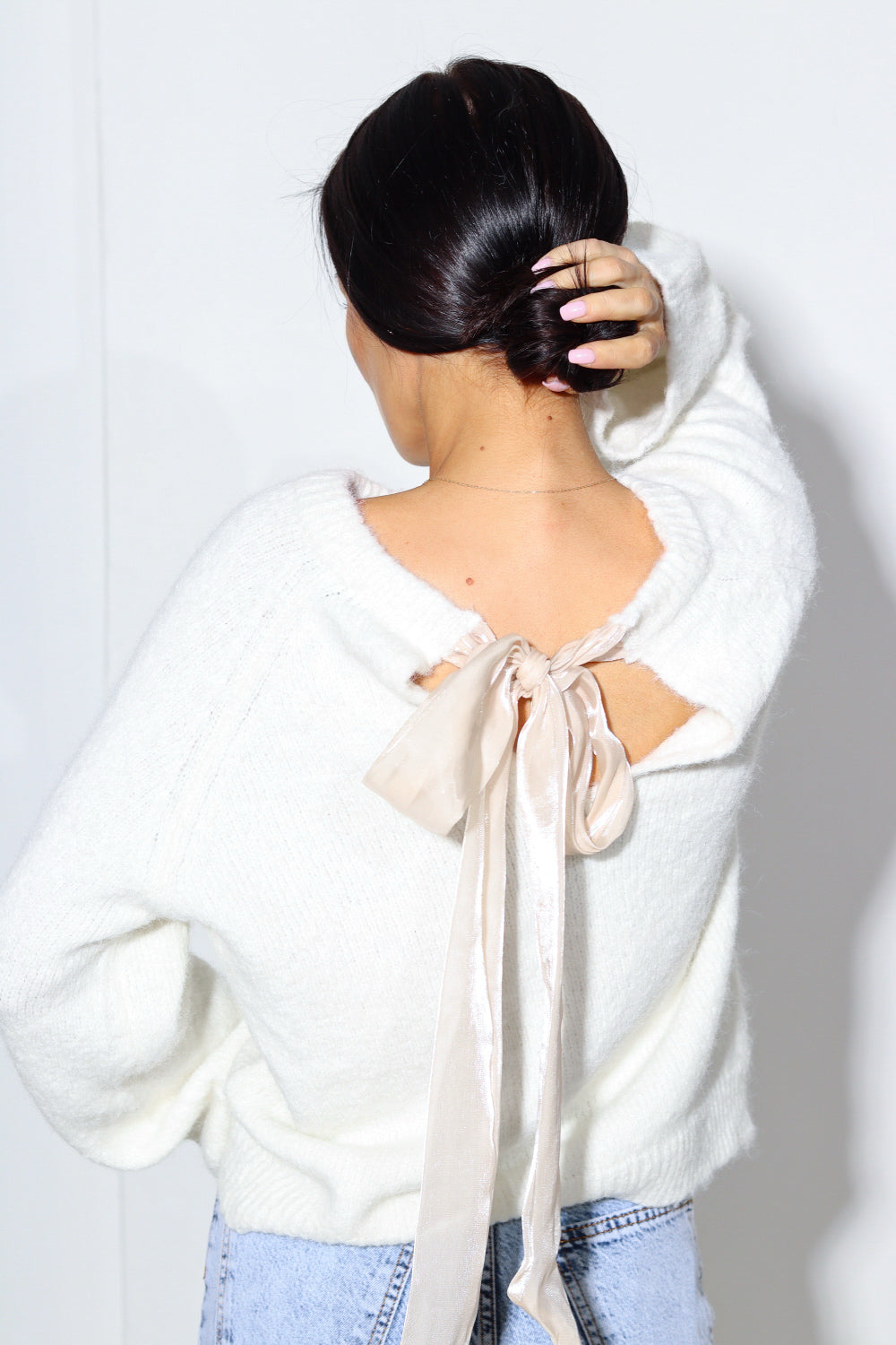 Balts džemperis ar sasienamu mugurpusi - 13971