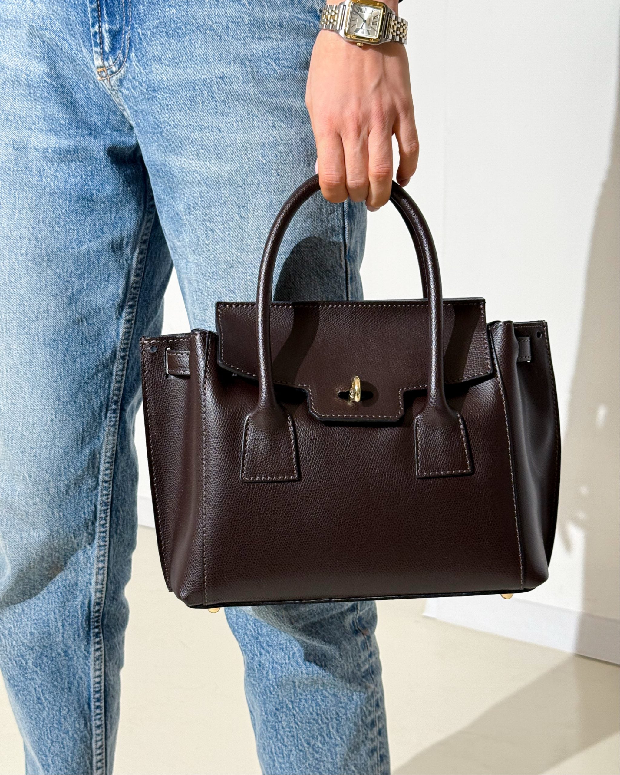 Tumši brūna, maza d/a rokassomiņa ar zelta furnitūras aizdari - 13922