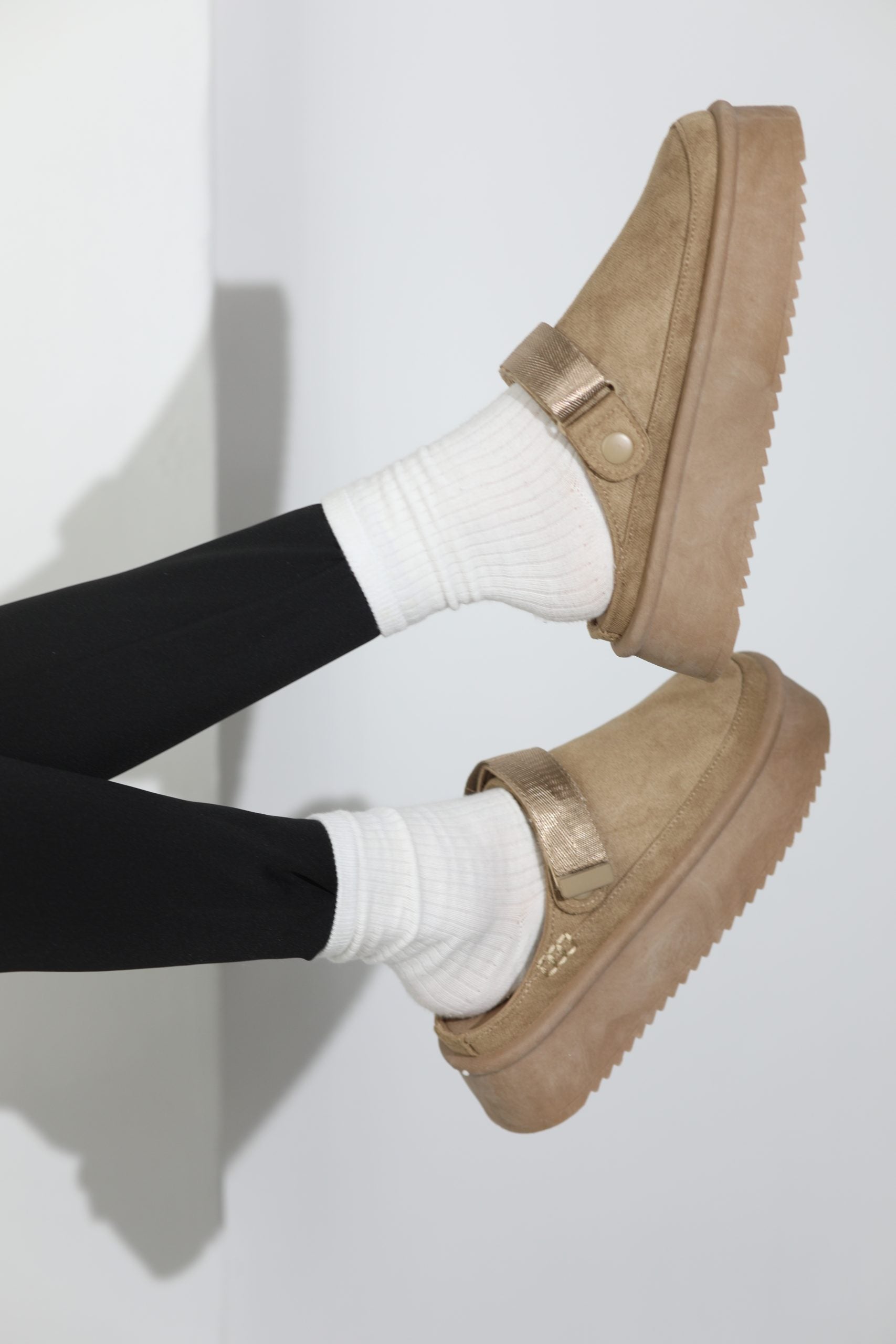 Bēsi m/ za ,,UGG'' tipa apavi ar vaļēju papēdi - 16155