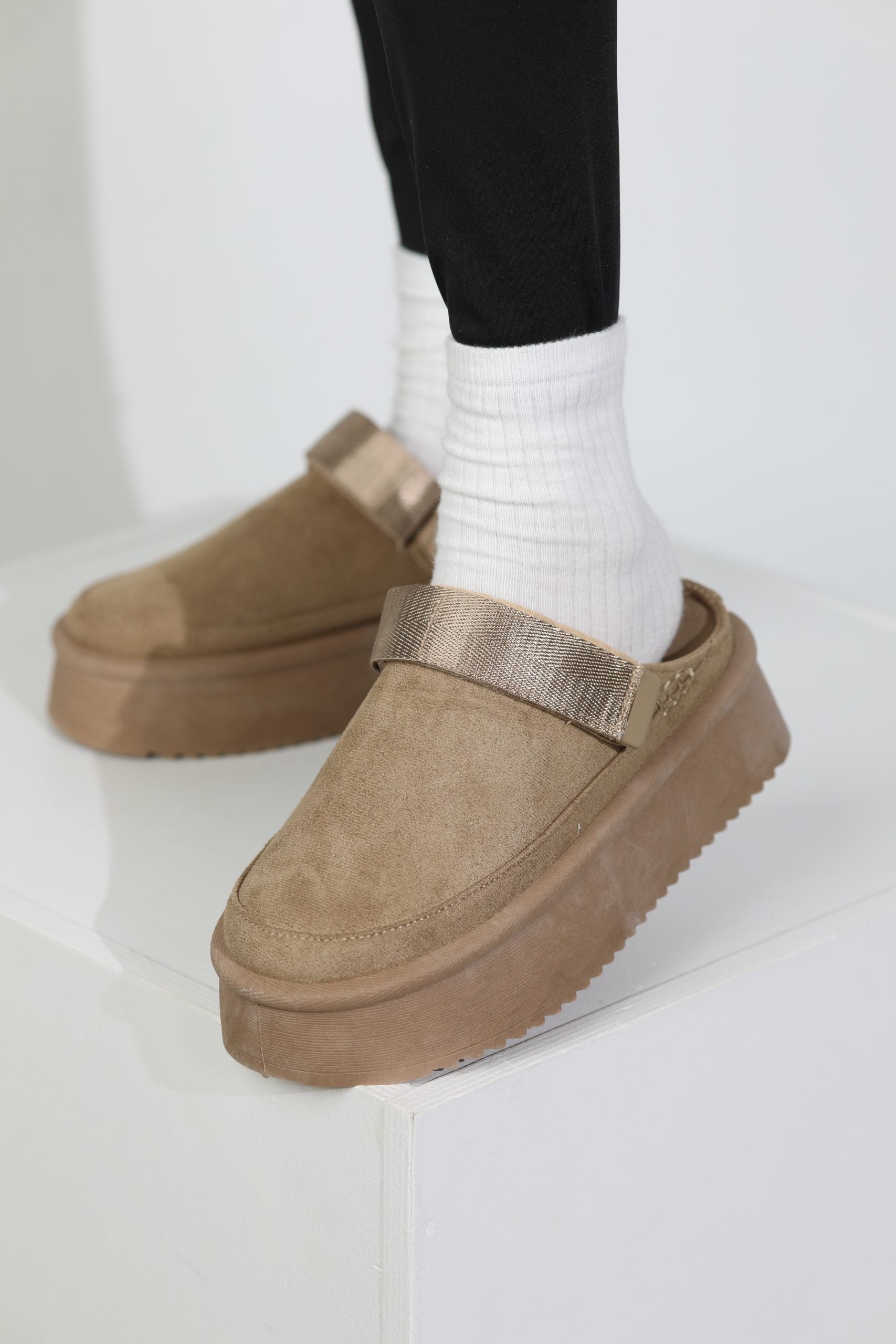 Bēsi m/ za ,,UGG'' tipa apavi ar vaļēju papēdi - 16155