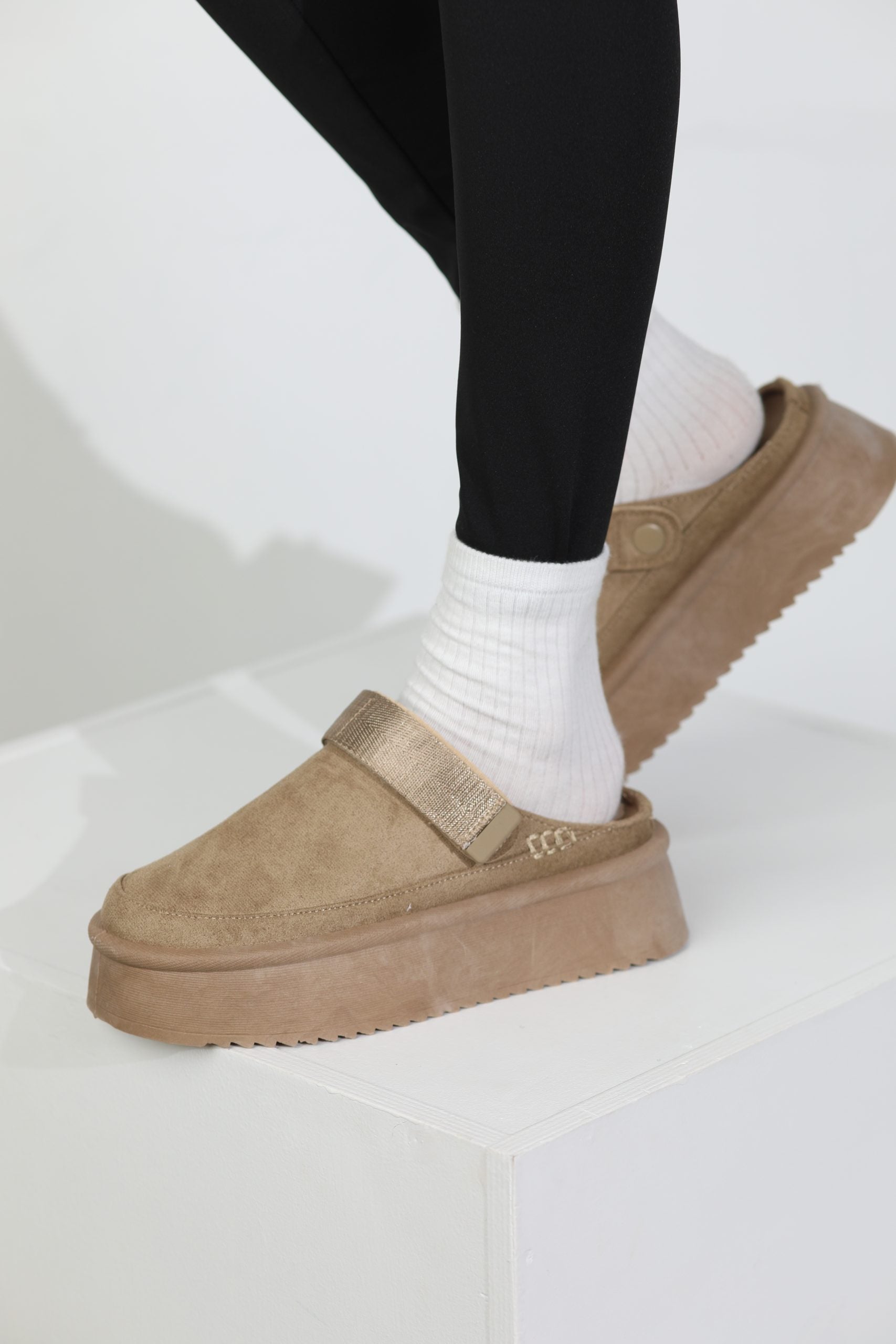 Bēsi m/ za ,,UGG'' tipa apavi ar vaļēju papēdi - 16155