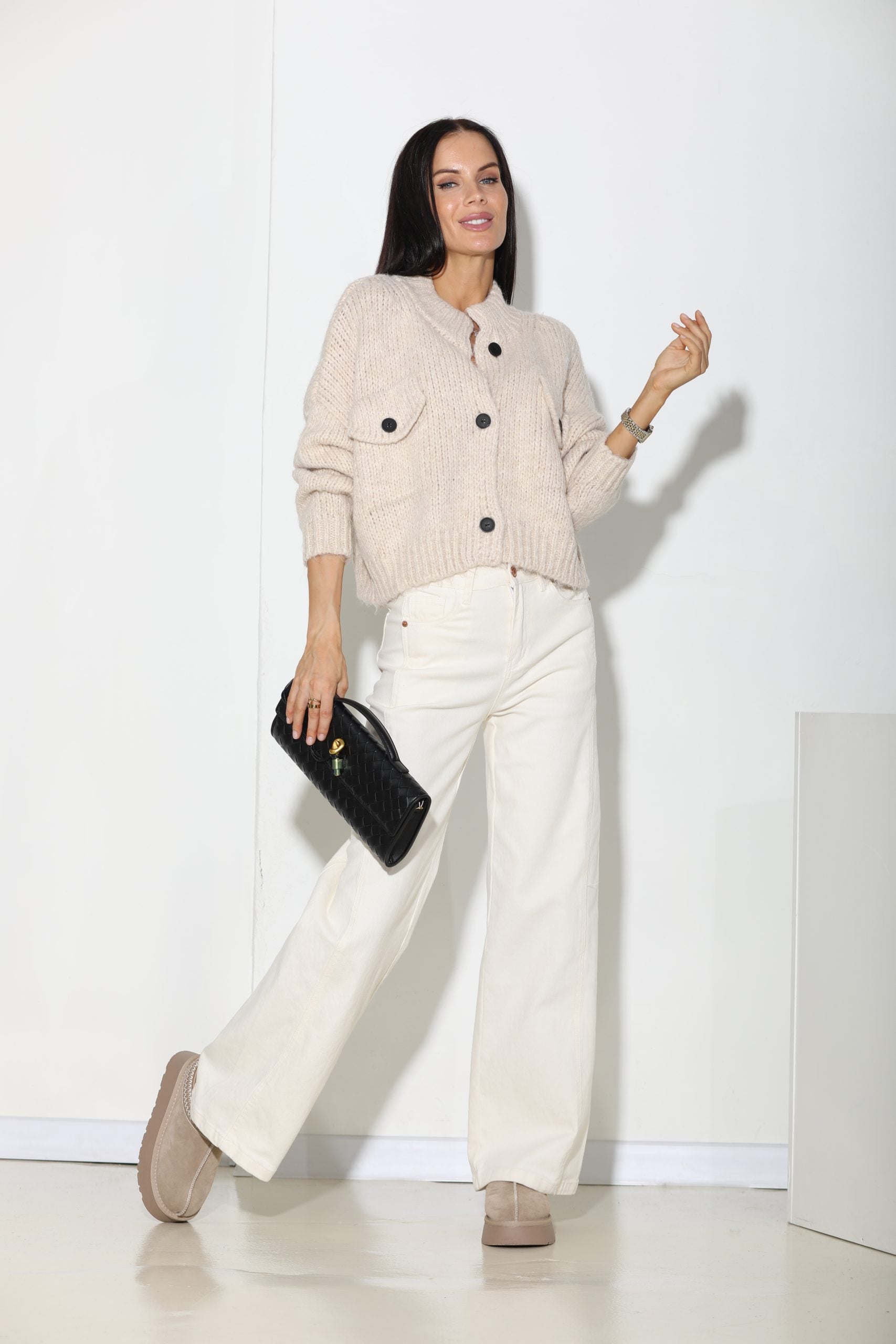 Bēša adīta īsa jaka ar melnām pogām - 16166