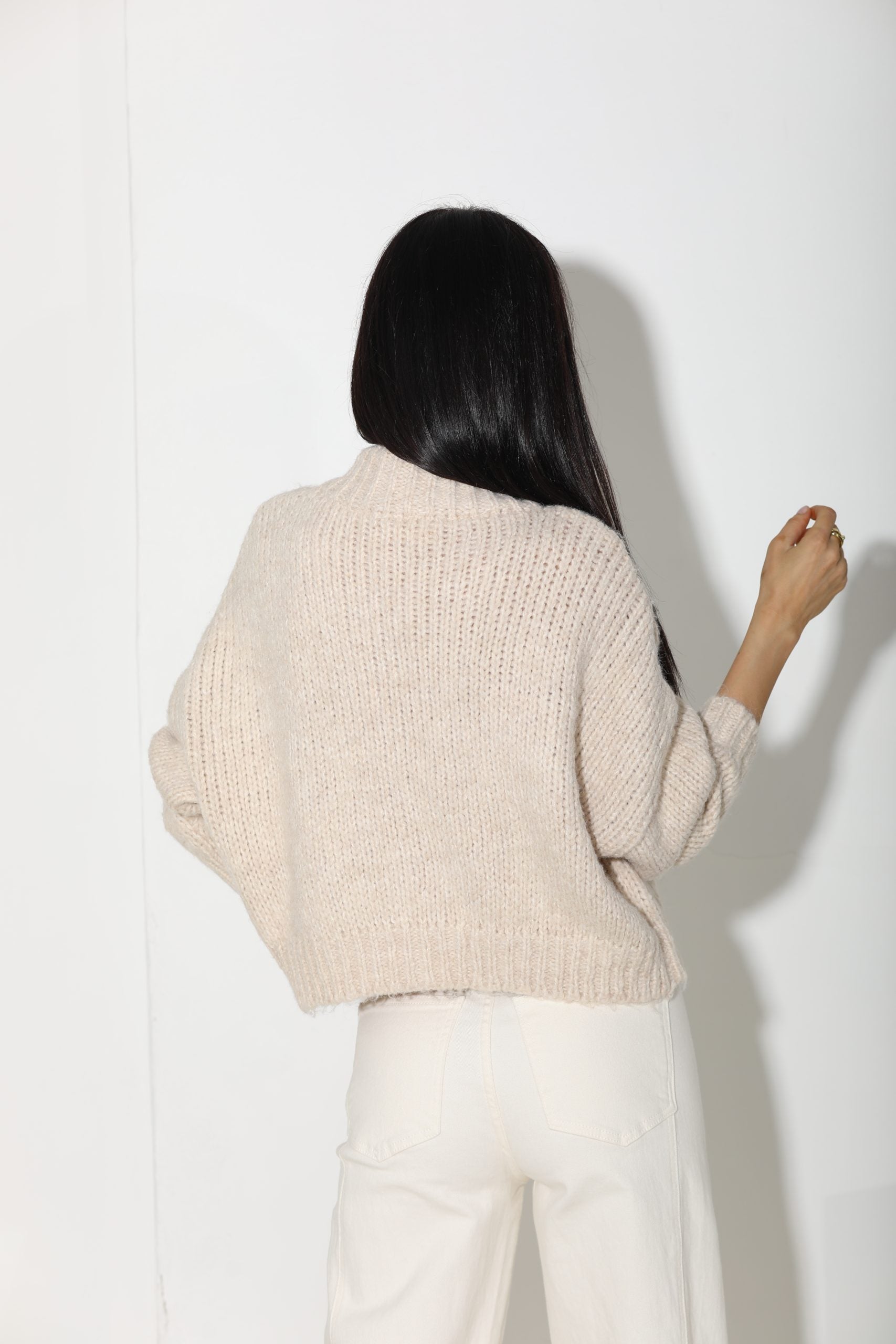 Bēša adīta īsa jaka ar melnām pogām - 16166