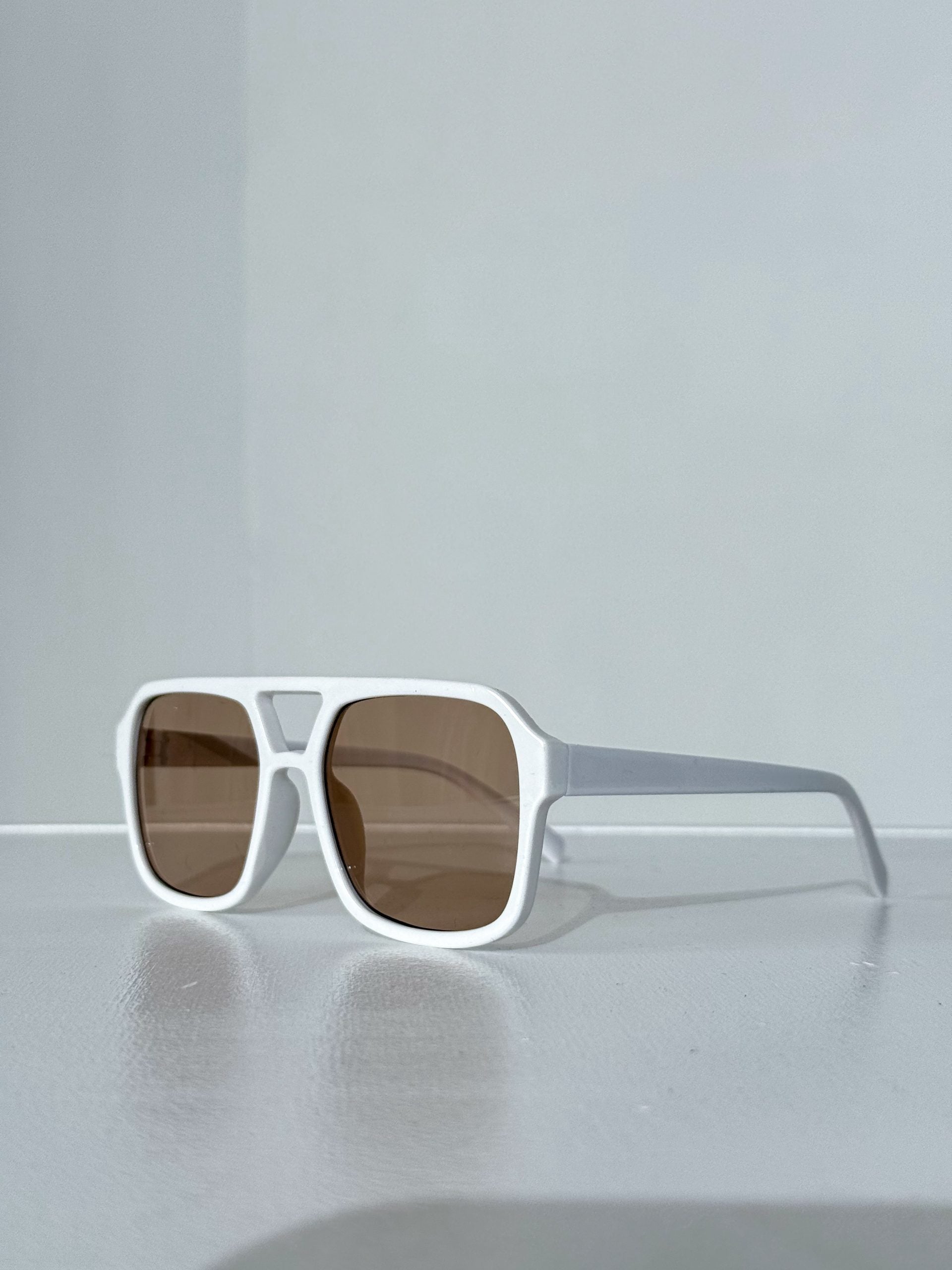 Baltā rāmī, lielas, apaļformas saulesbrilles  - 14964