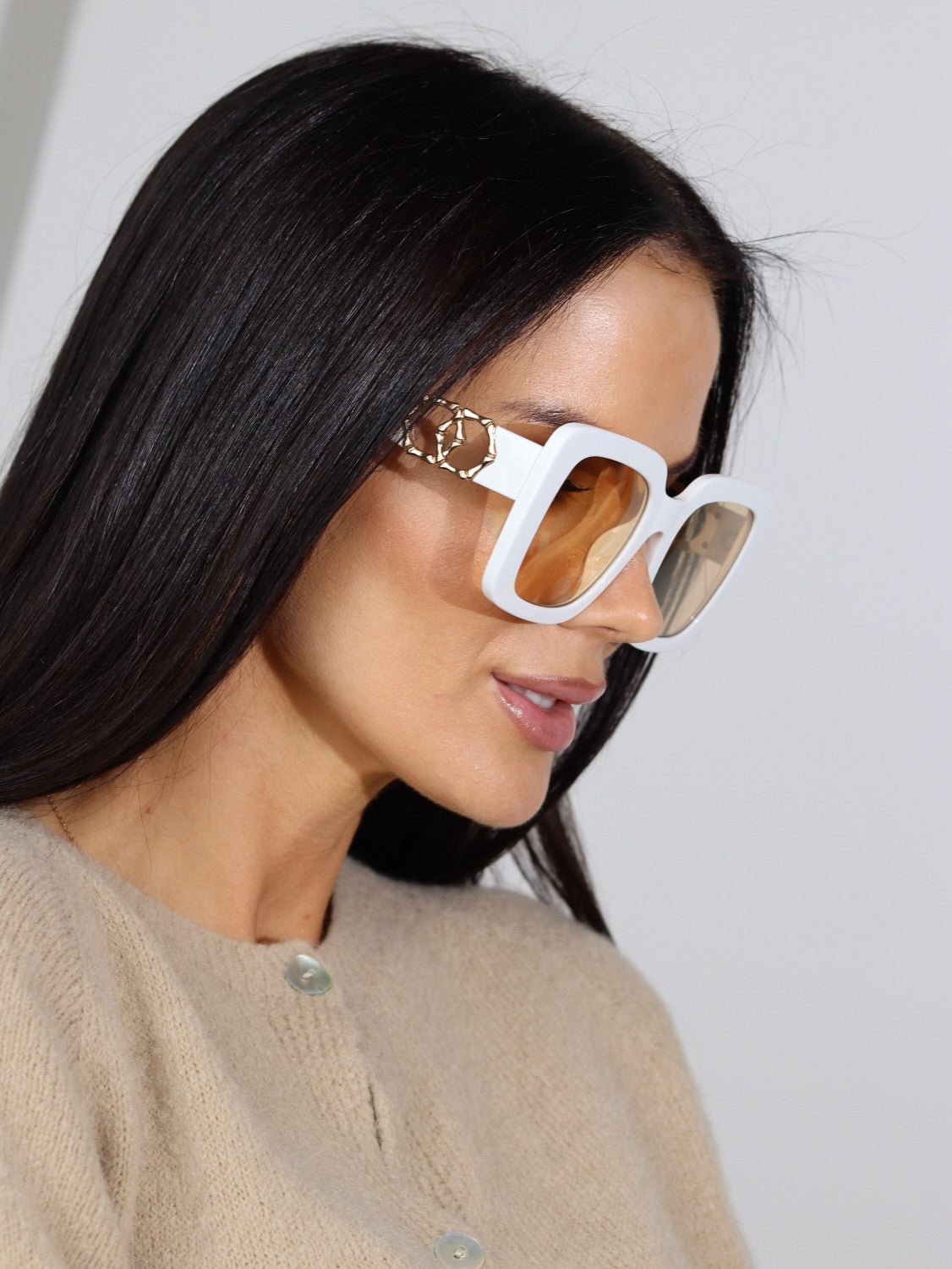 Baltas saulesbrilles ar divrinķa zelta akcentu - 15389