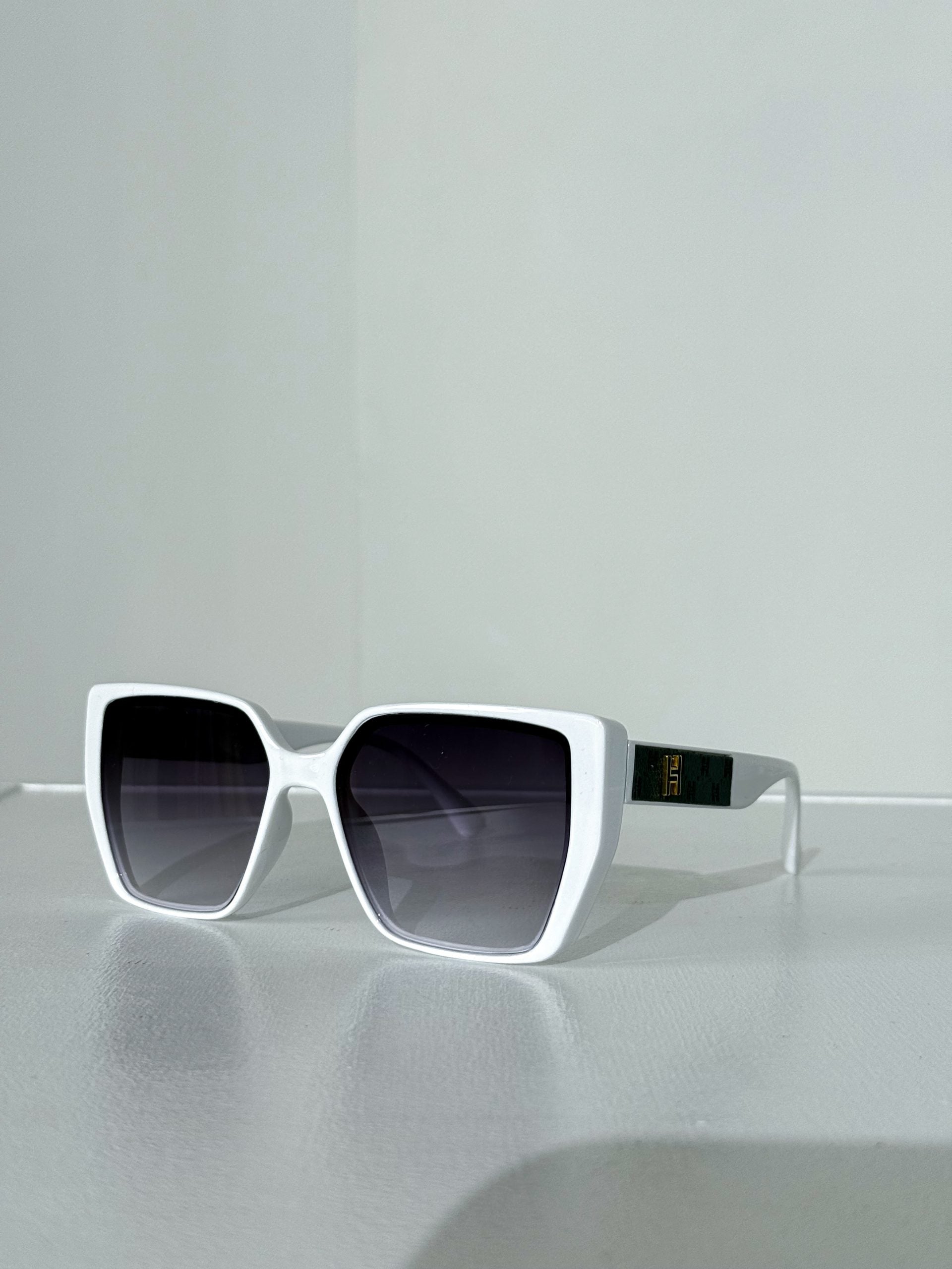 Baltā rāmī saulesbrilles ar akcentu 'H' - 14961