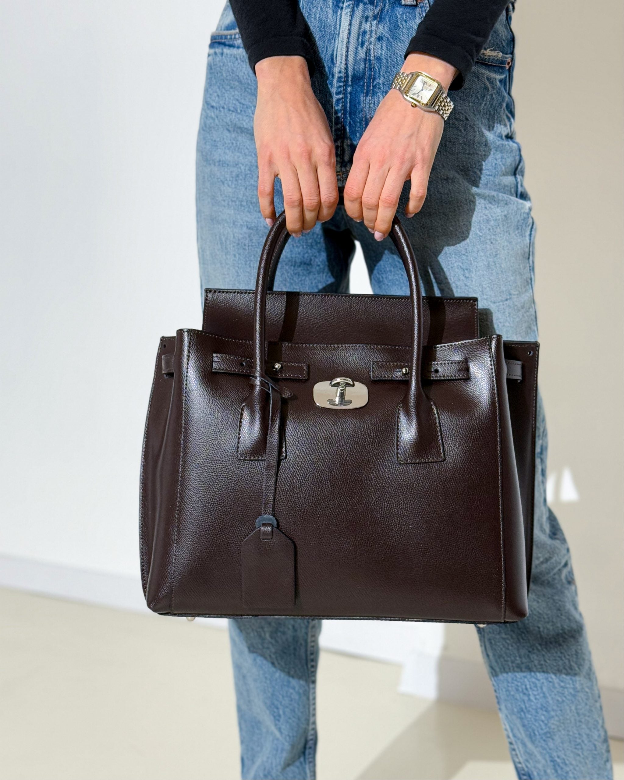 Tumši brūna, liela d/a rokassoma ar zelta furnitūras aizdari - 13926