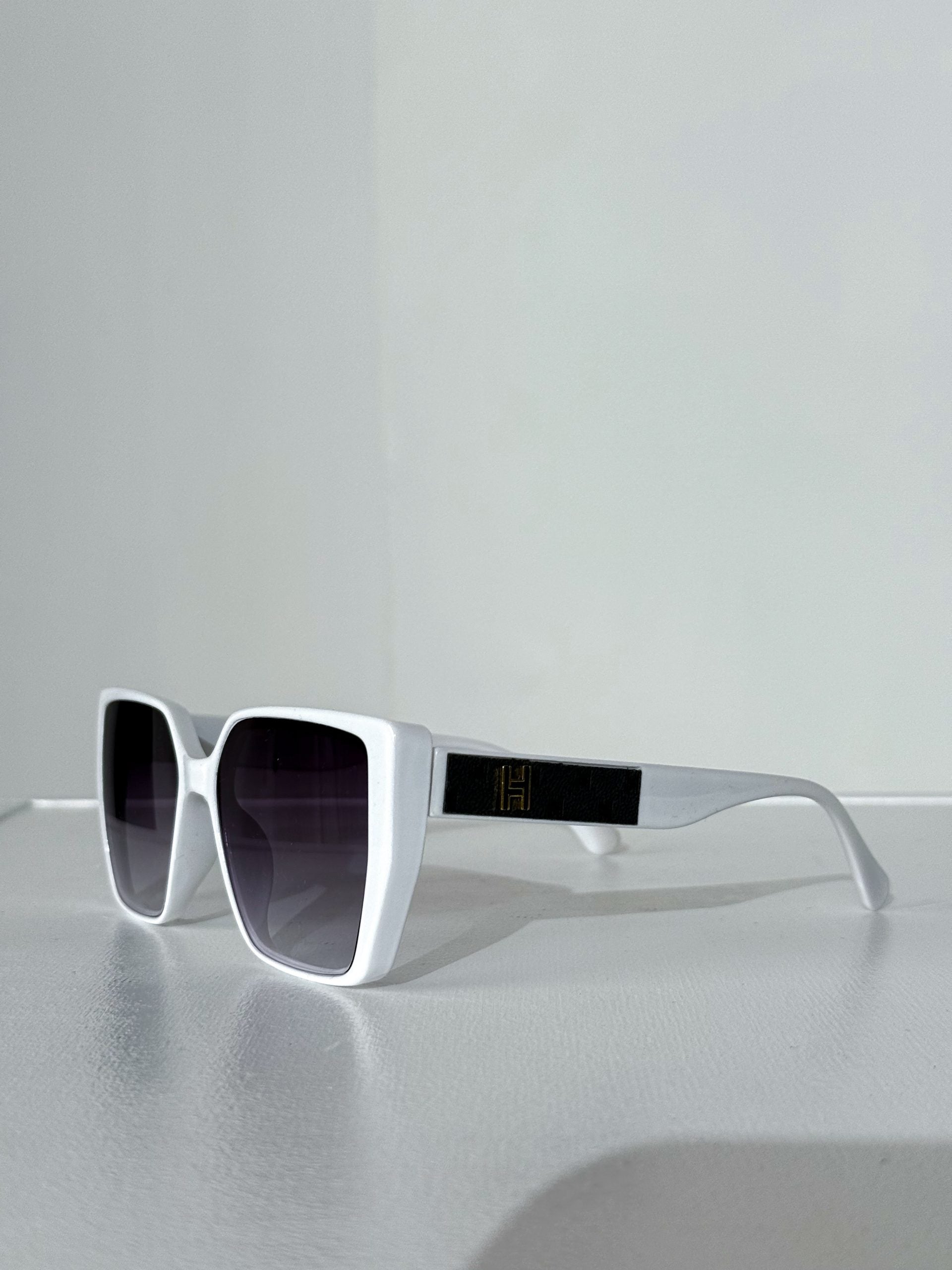 Baltā rāmī saulesbrilles ar akcentu 'H' - 14961
