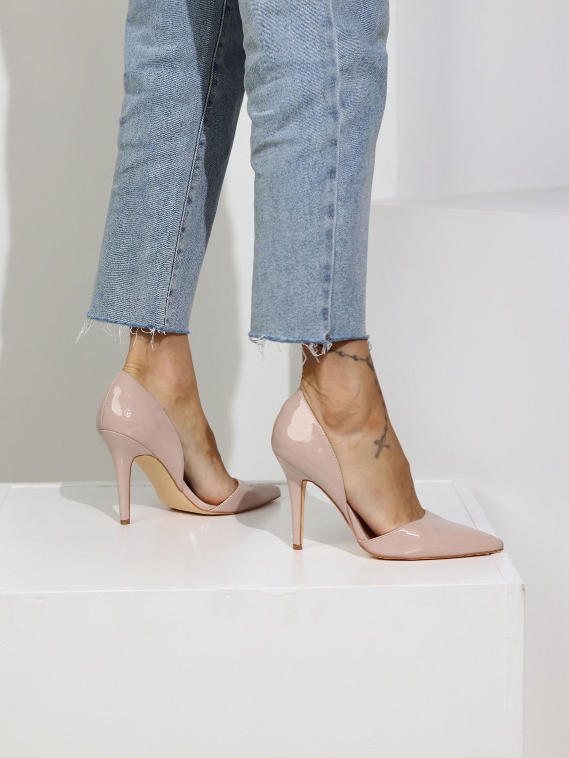 Bēšas, lakotas, slēgtas kurpes uz papēdi - 15151