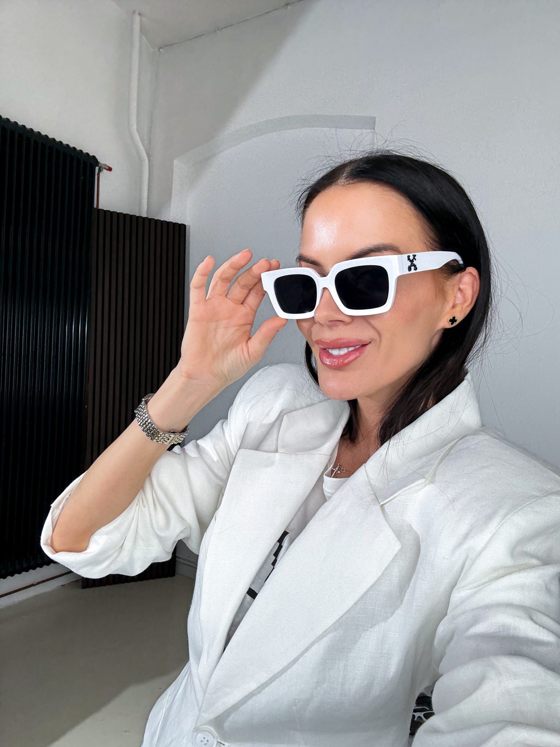Baltas kvadrātformas saulesbrilles ar akcentu 'X' - 14969