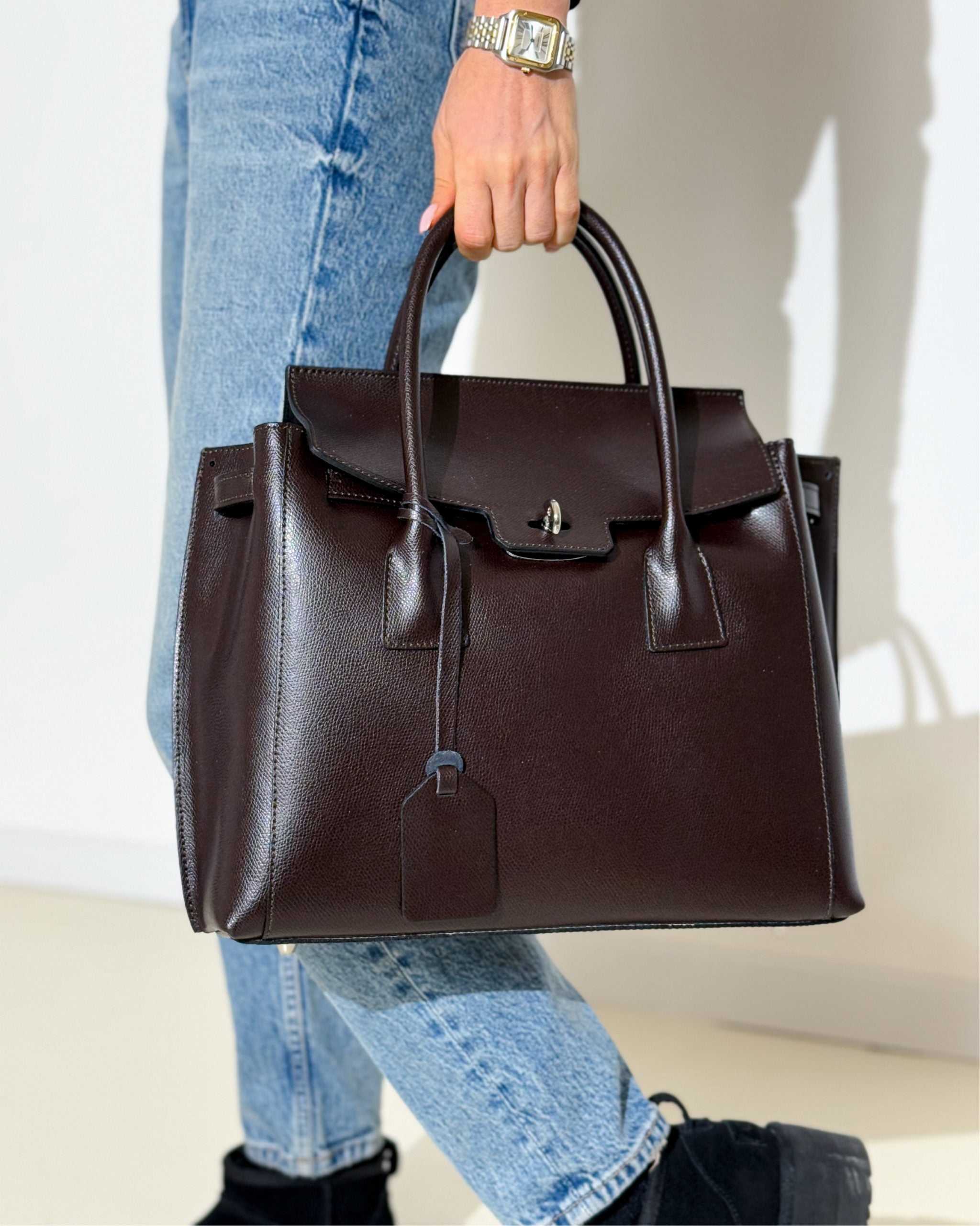 Tumši brūna, liela d/a rokassoma ar zelta furnitūras aizdari - 13926