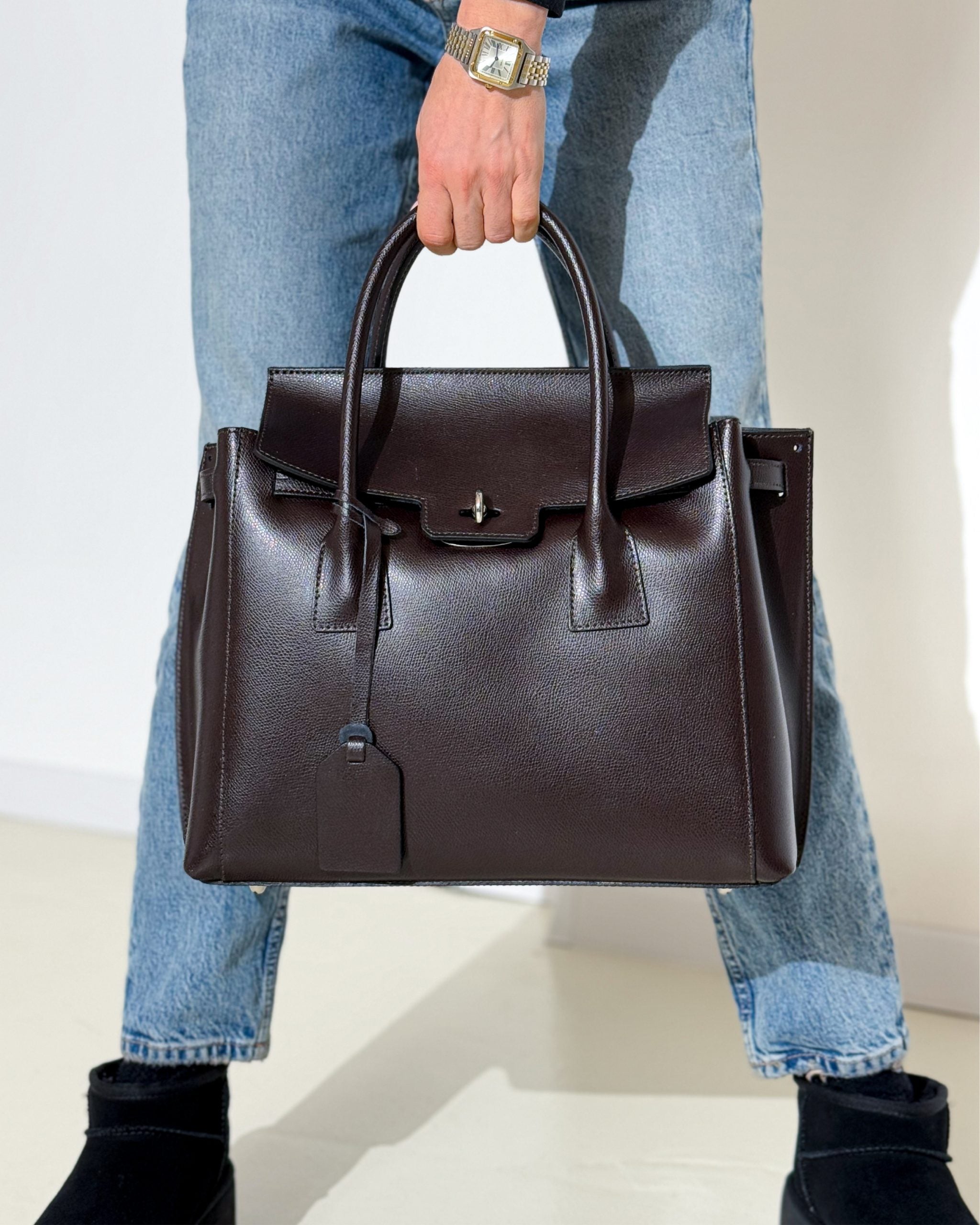 Tumši brūna, liela d/a rokassoma ar zelta furnitūras aizdari - 13926