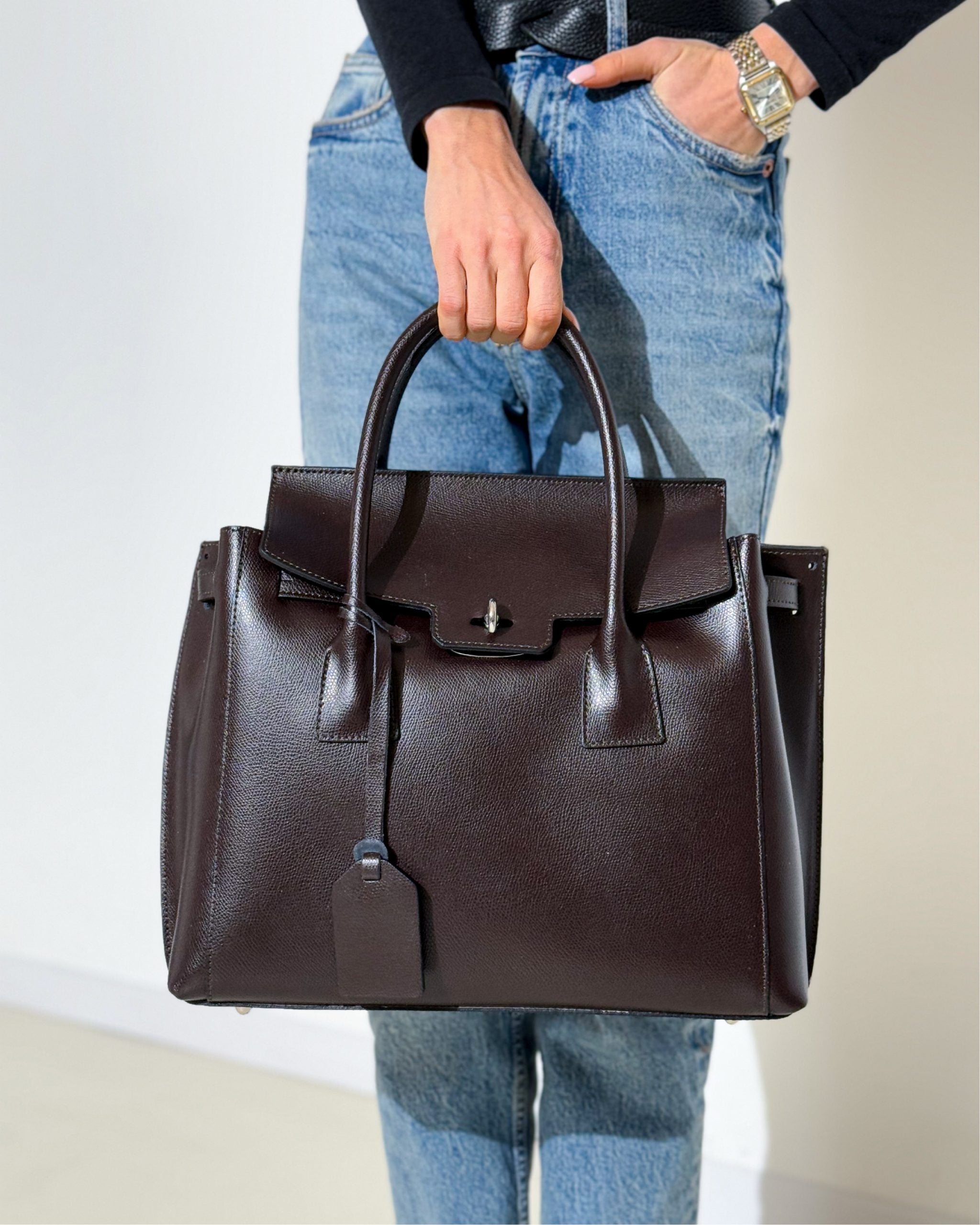 Tumši brūna, liela d/a rokassoma ar zelta furnitūras aizdari - 13926