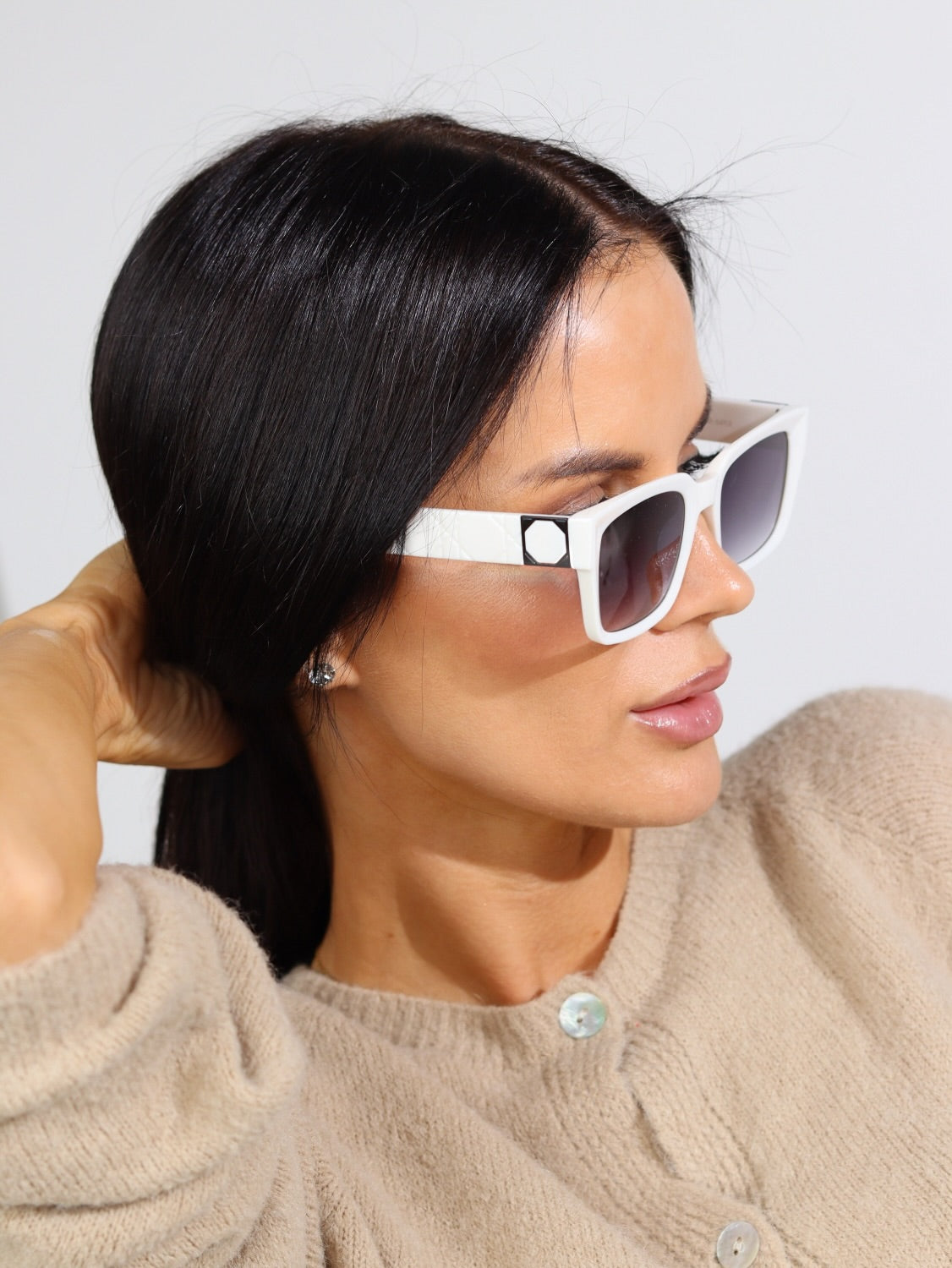 Baltas saulesbrilles ar reljefu kātiņā - 15413
