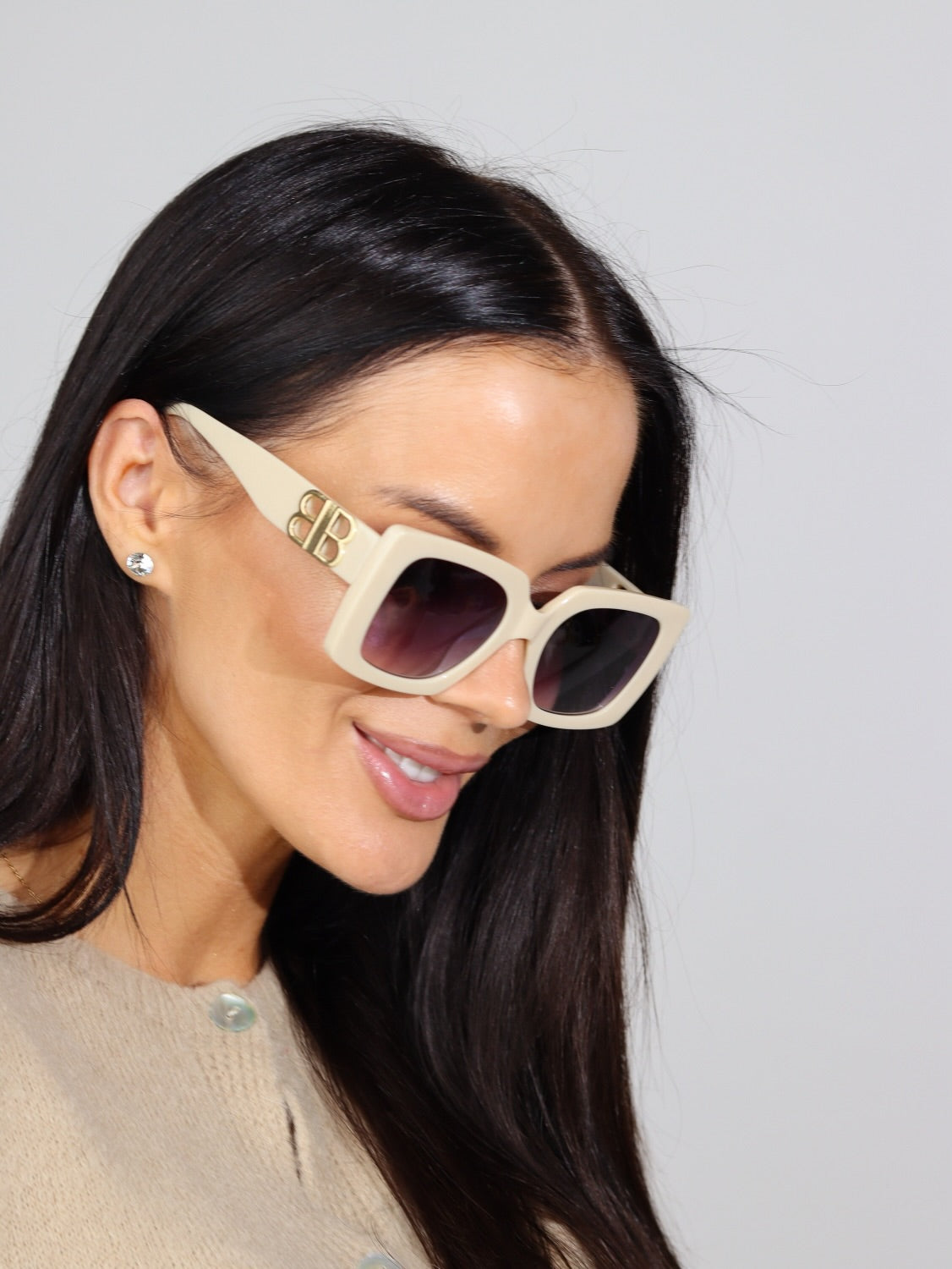 Bēšas saulesbrilles ar zelta 'BB' akcentu kātiņā - 15434