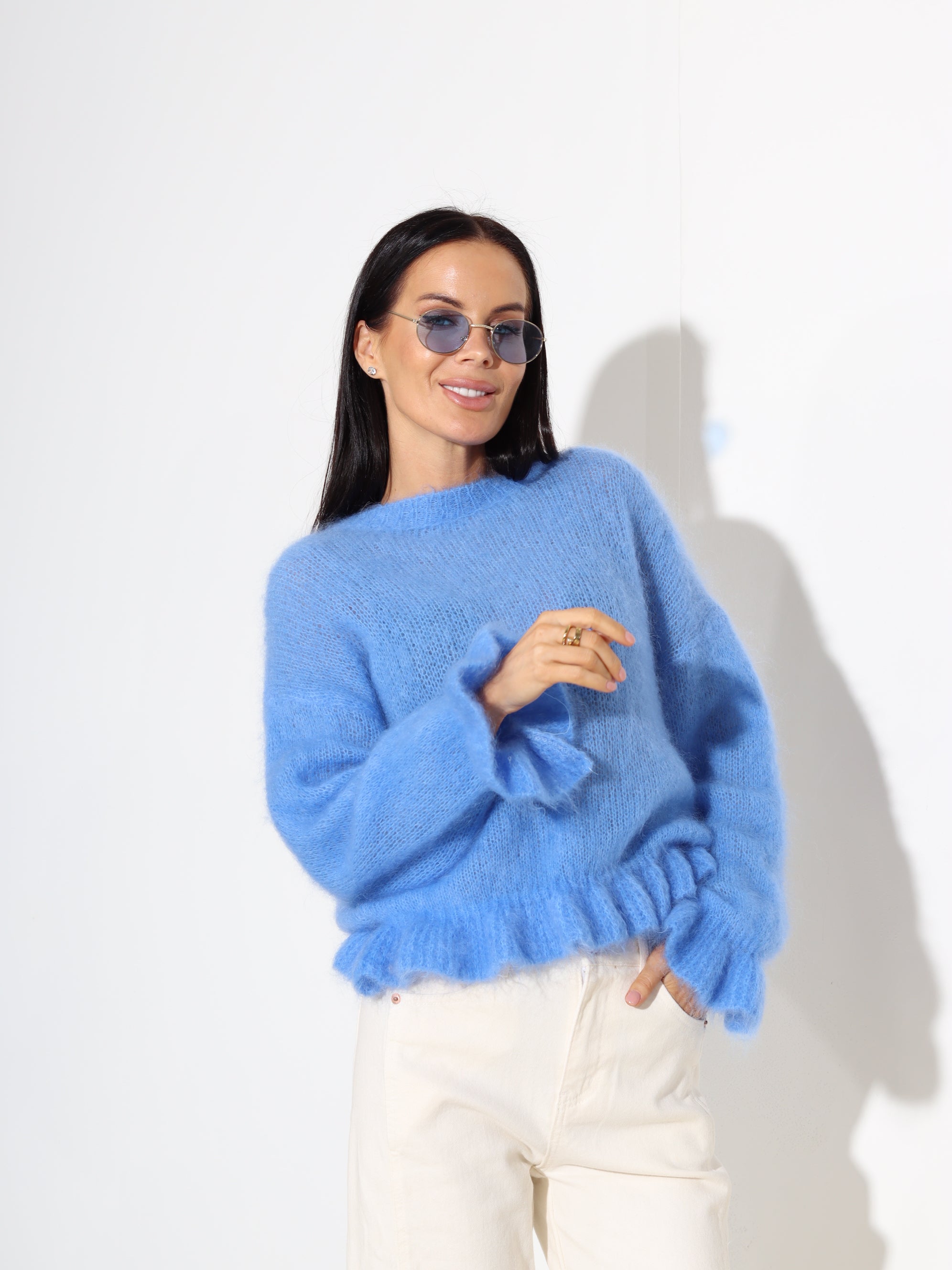 Zils mohēras džemperis ar volānu akcentiem – 17910