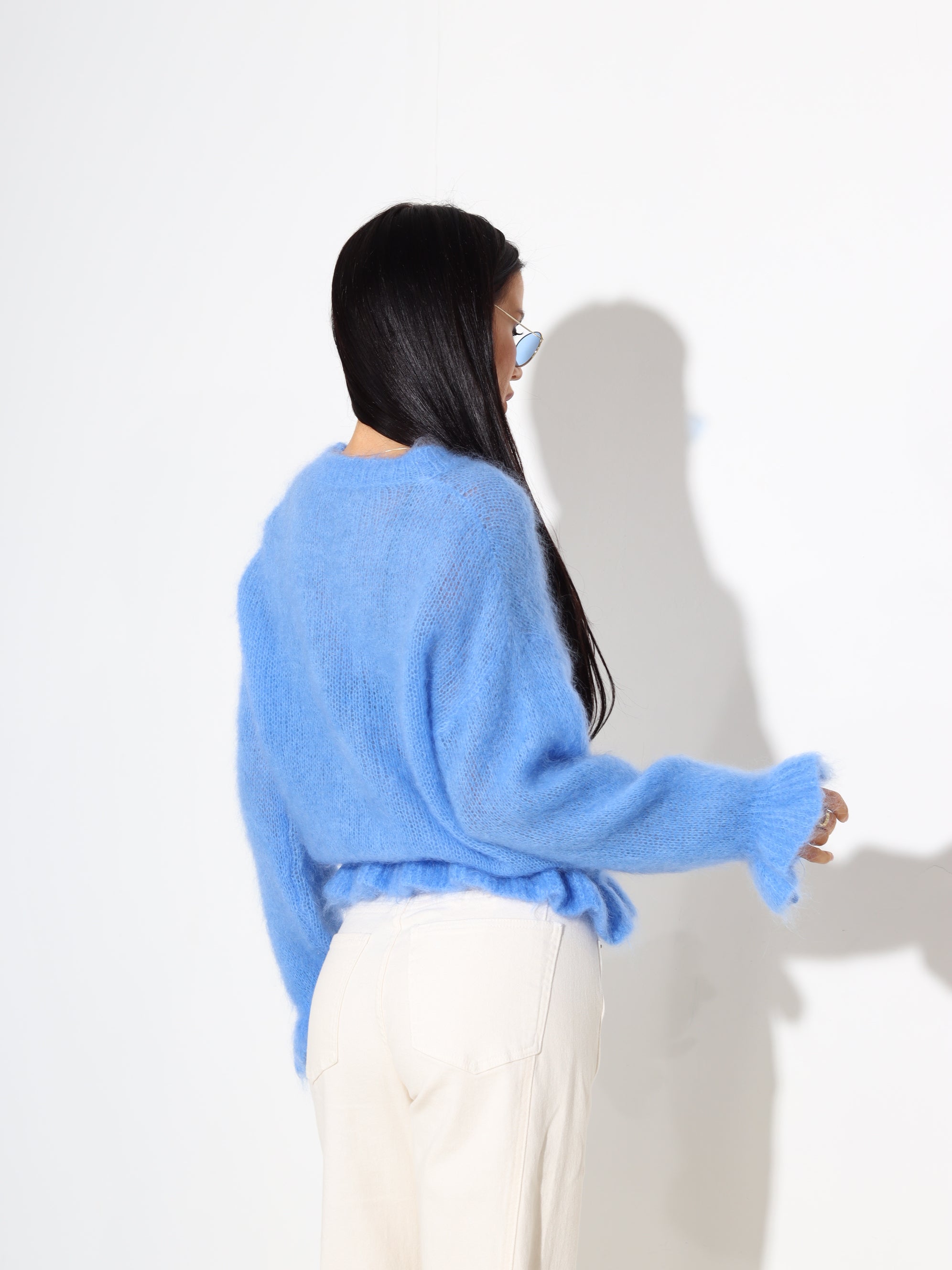 Zils mohēras džemperis ar volānu akcentiem – 17910