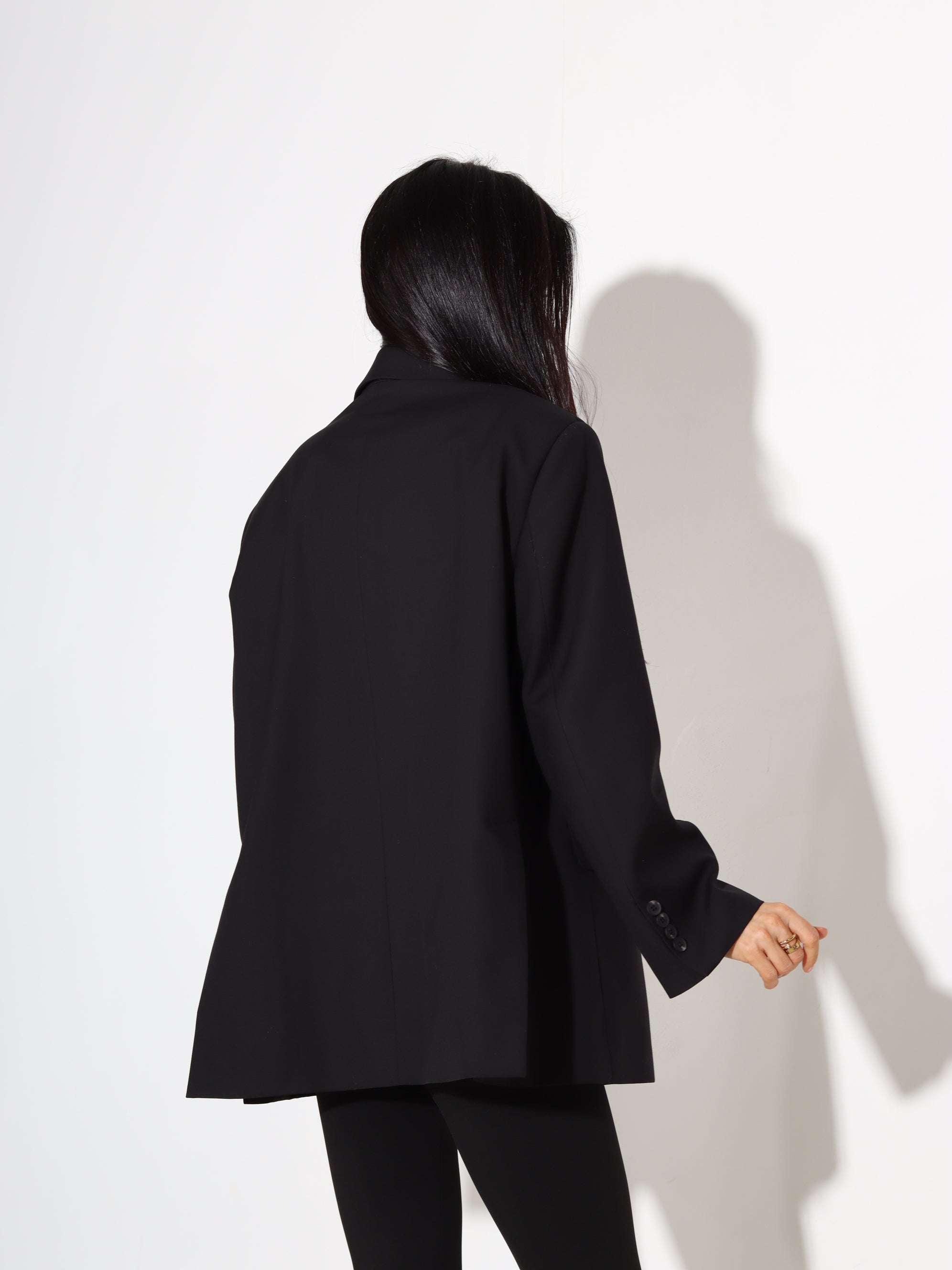 Melna oversize žakete ar dekoratīvām kabatām - 17814