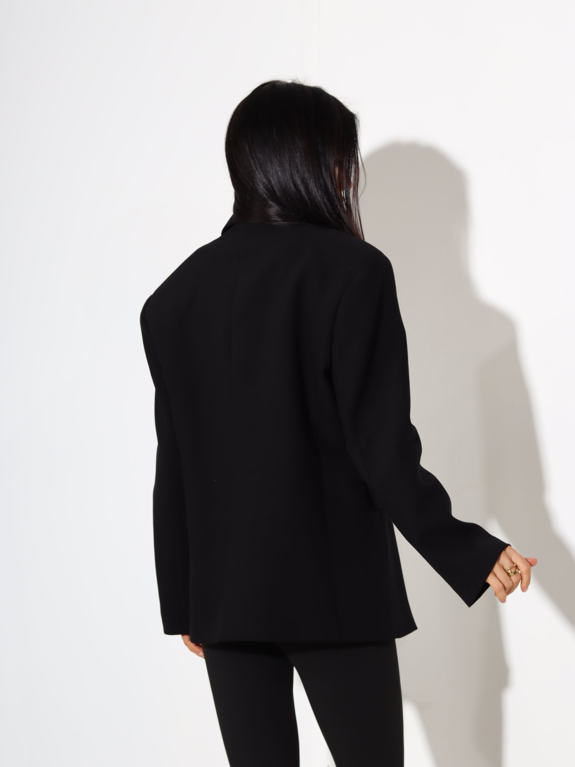 Melna klasiska piegriezuma žakete ar 2 audumu akcentu atlokā - 17813