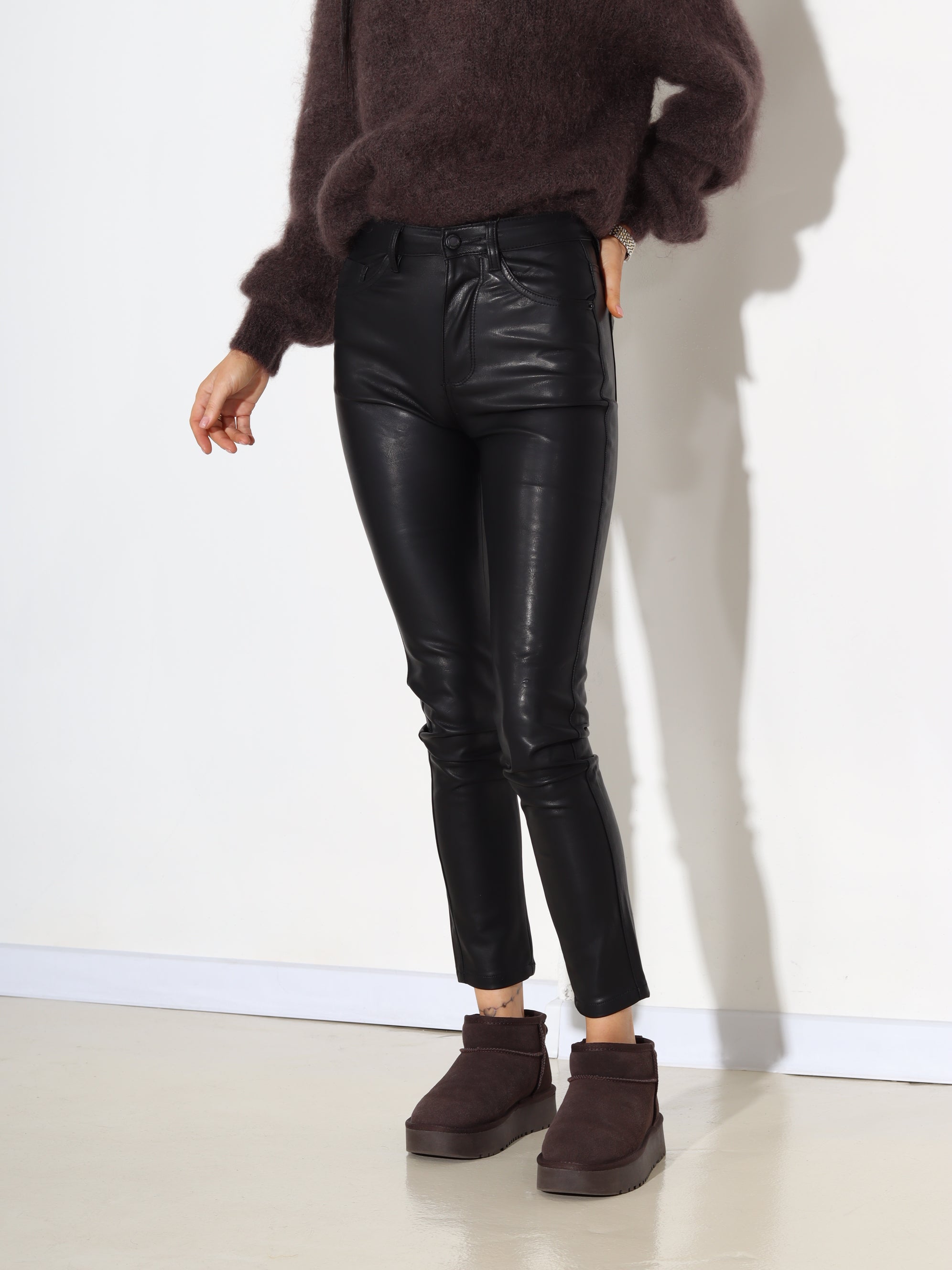 Melnas , matētas eco ādas bikses ar siltinājumu - 17966. a