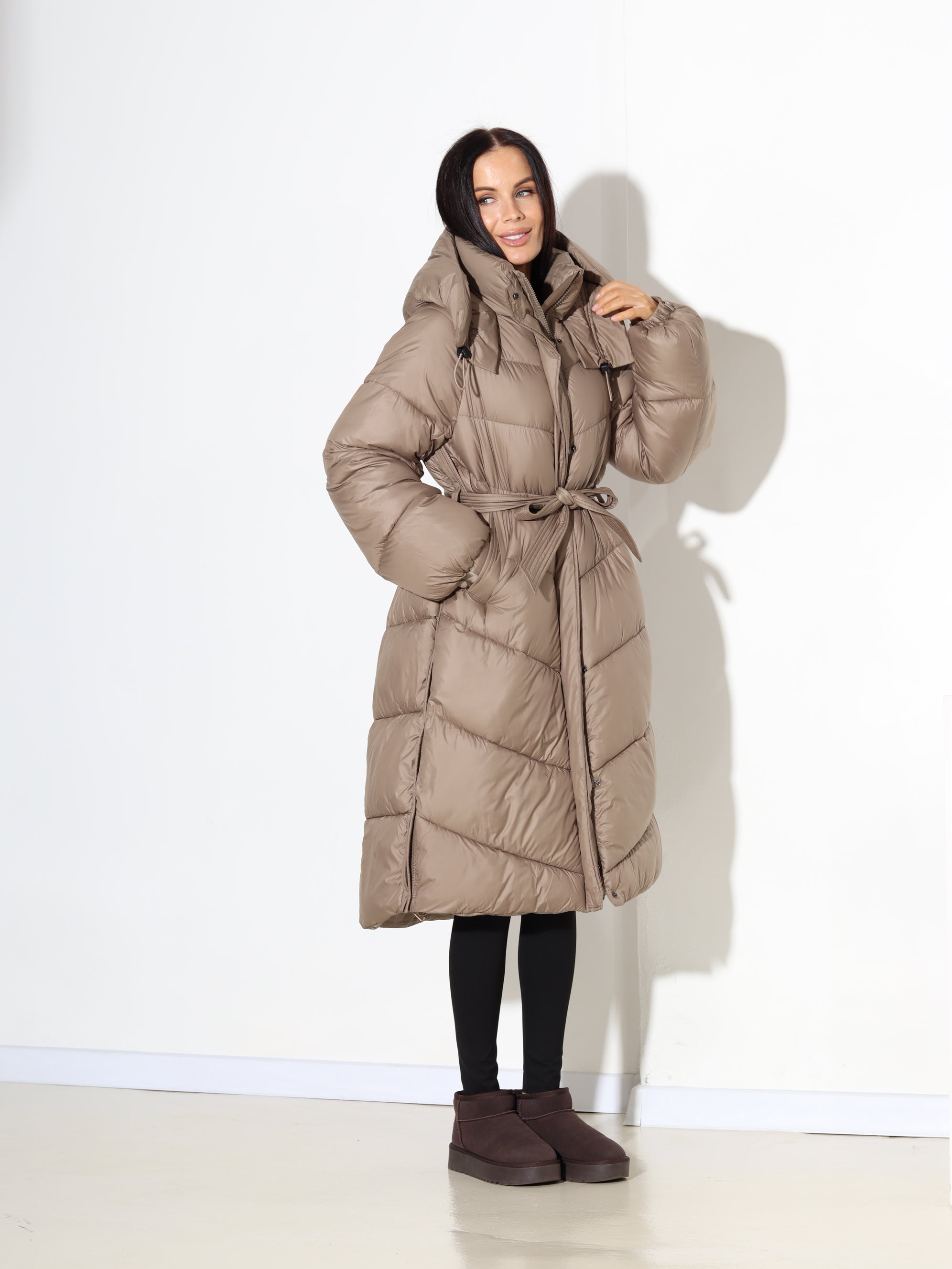 Bēša midi virjaka ar jostu un stilizētu sānu vīli - 17830