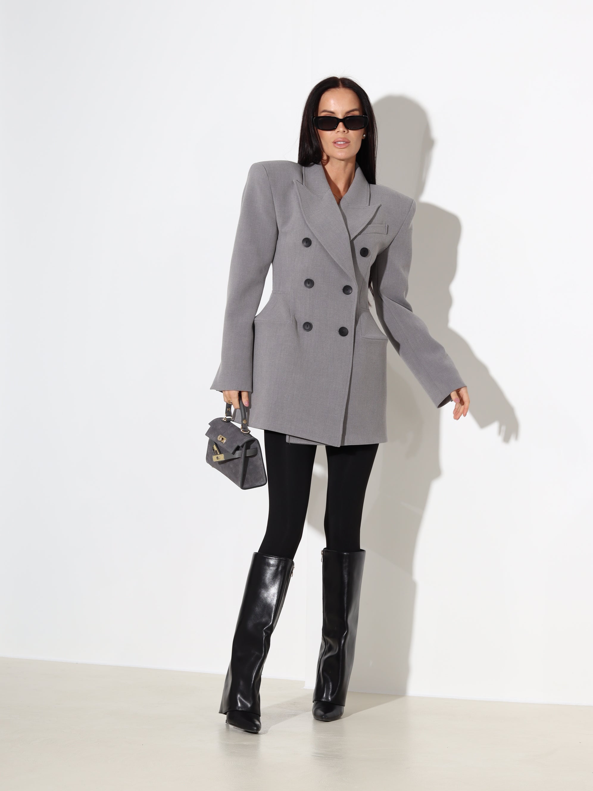 Pelēka žakete ar akcentējošu gurnu un plecu daļu - 18095