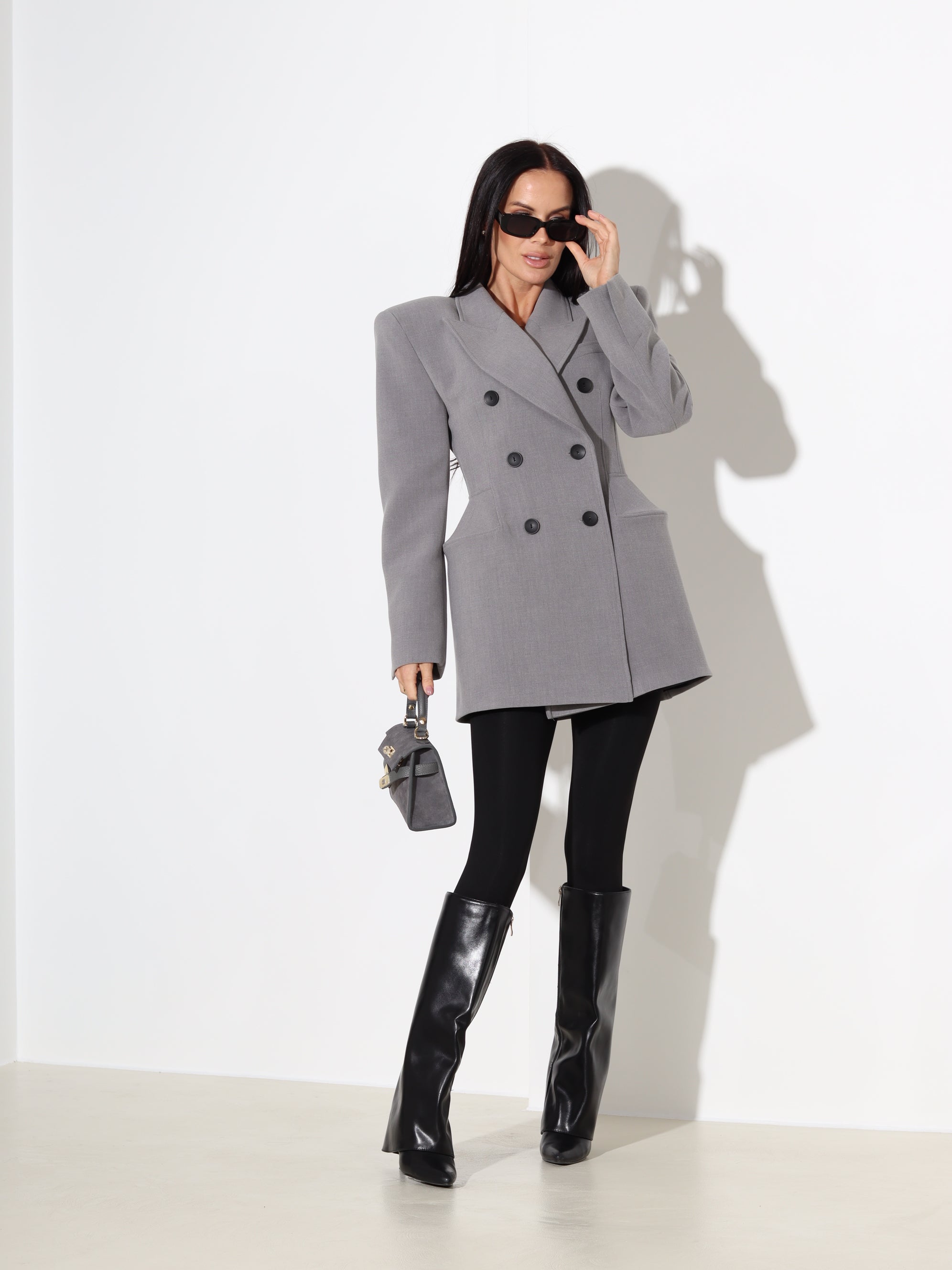 Pelēka žakete ar akcentējošu gurnu un plecu daļu - 18095