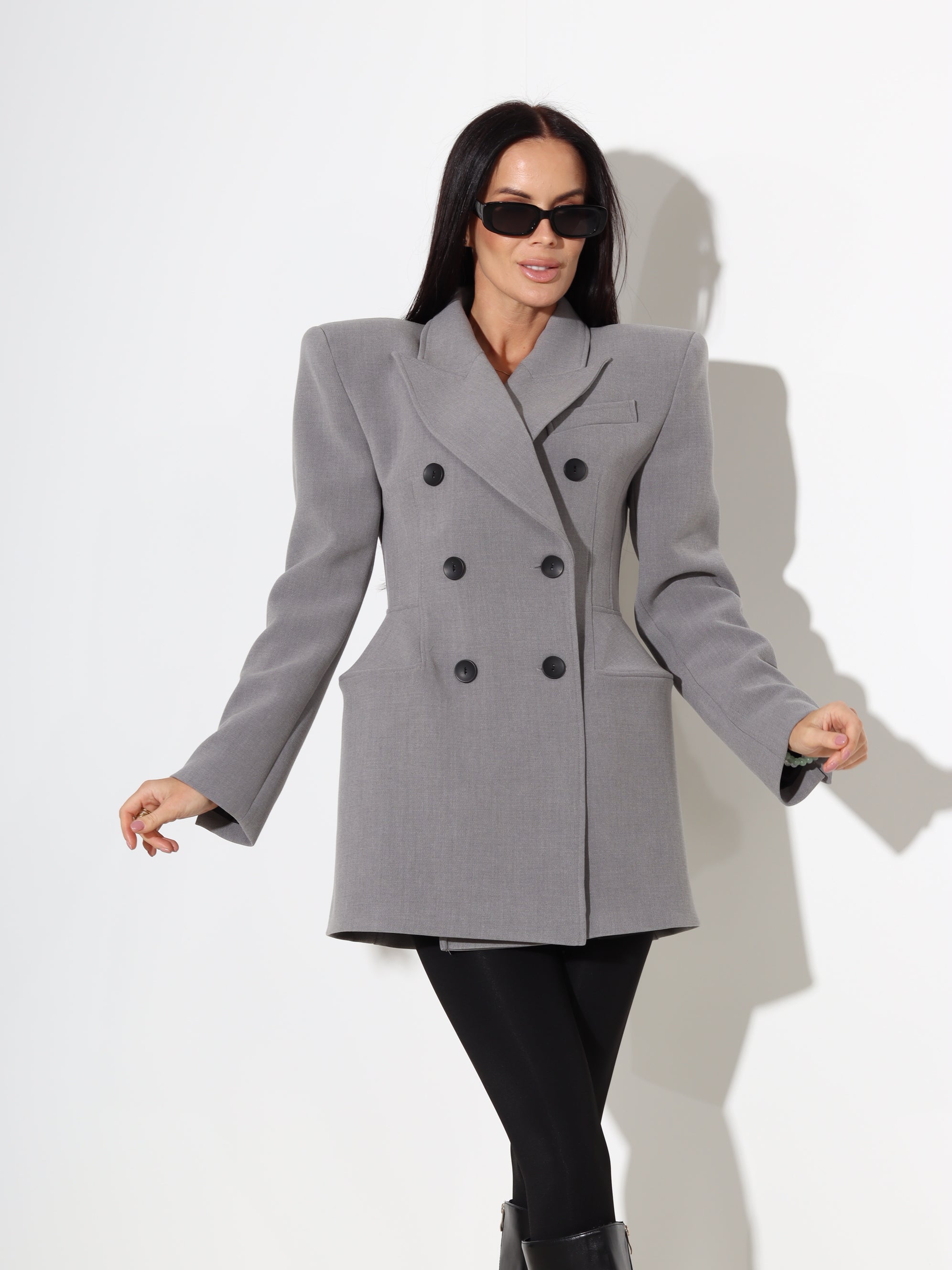 Pelēka žakete ar akcentējošu gurnu un plecu daļu - 18095