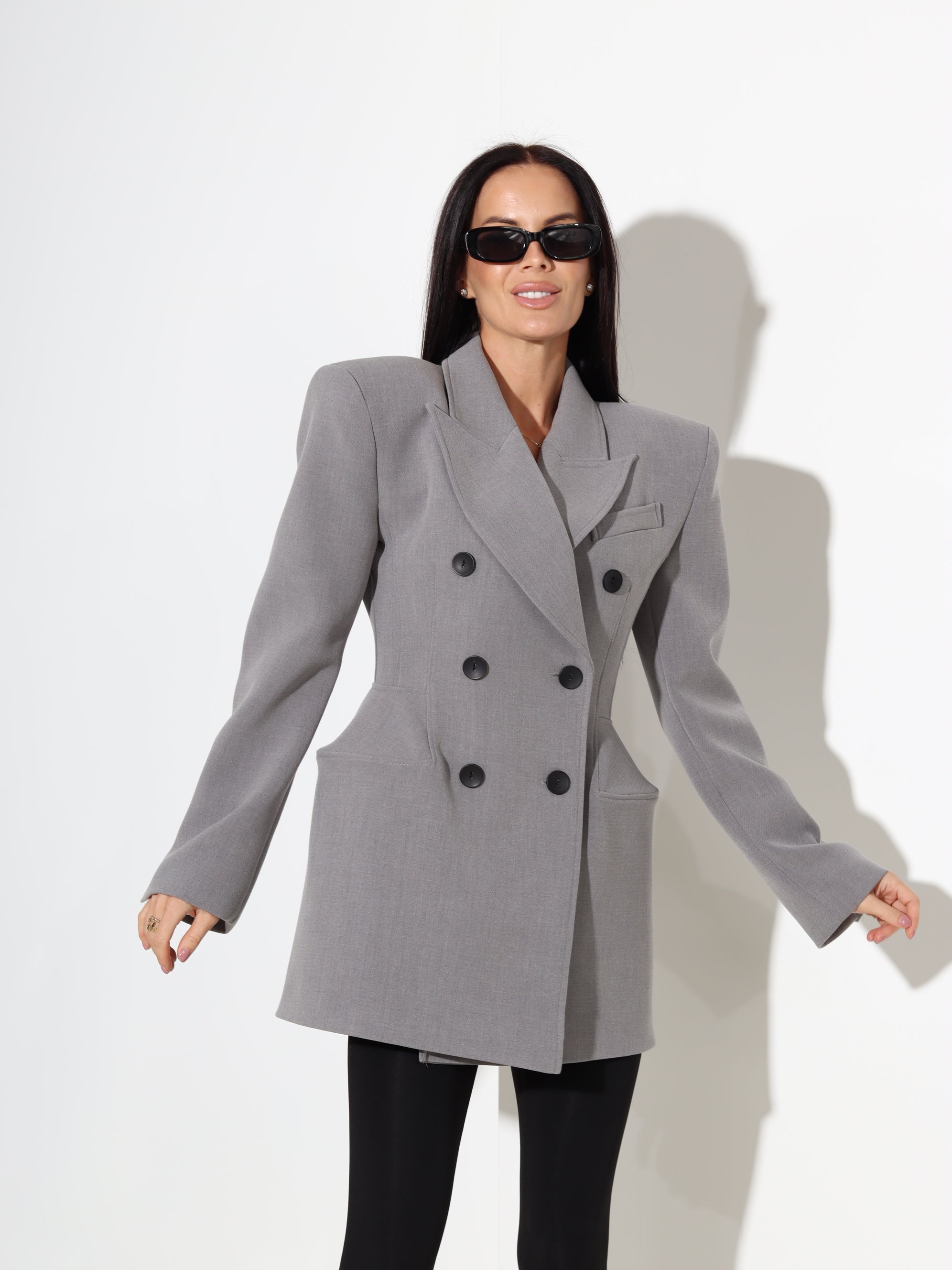 Pelēka žakete ar akcentējošu gurnu un plecu daļu - 18095