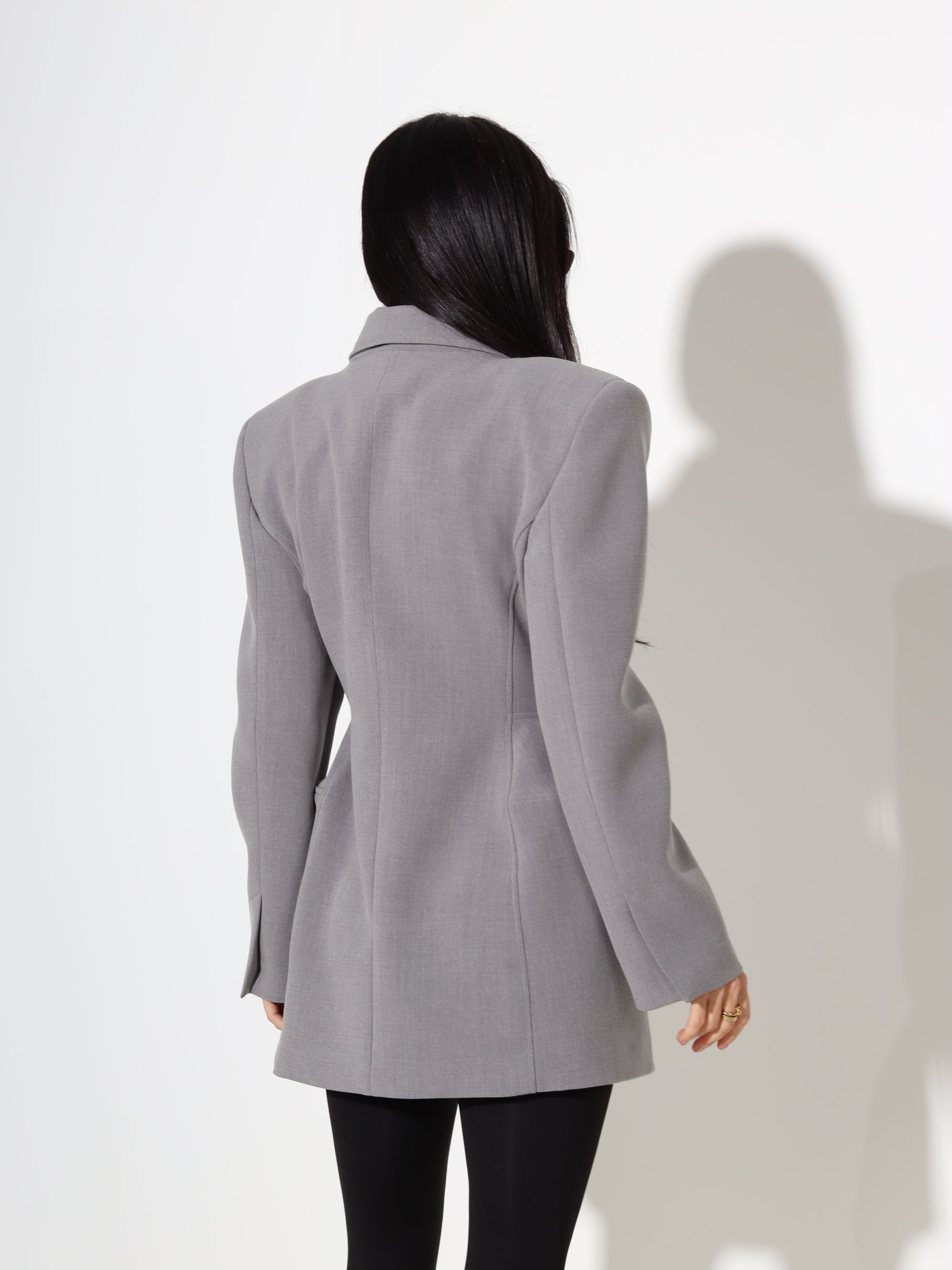 Pelēka žakete ar akcentējošu gurnu un plecu daļu - 18095