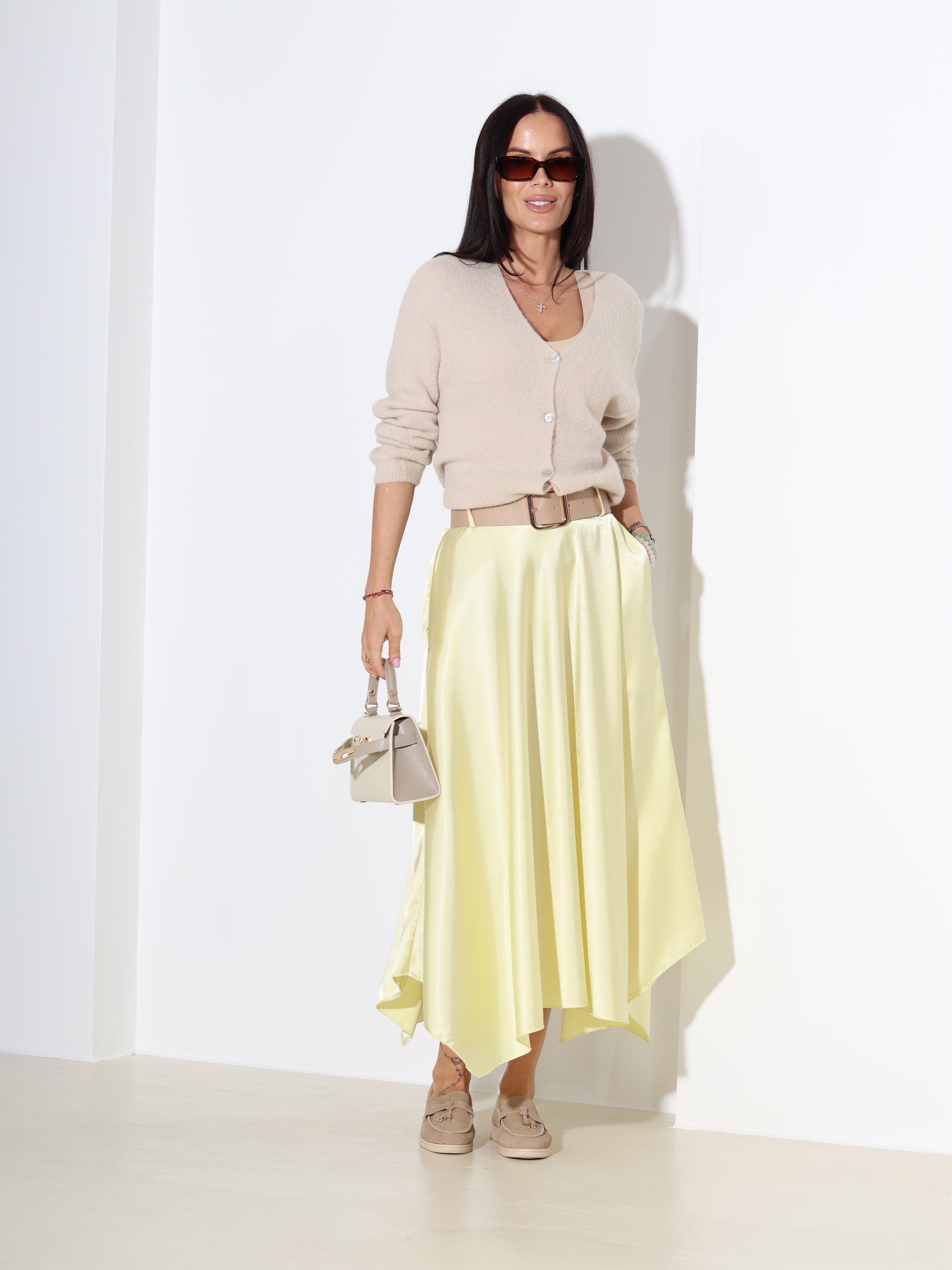 Dzelteni, midi, atlasa auduma svārki ar jostu - 18302