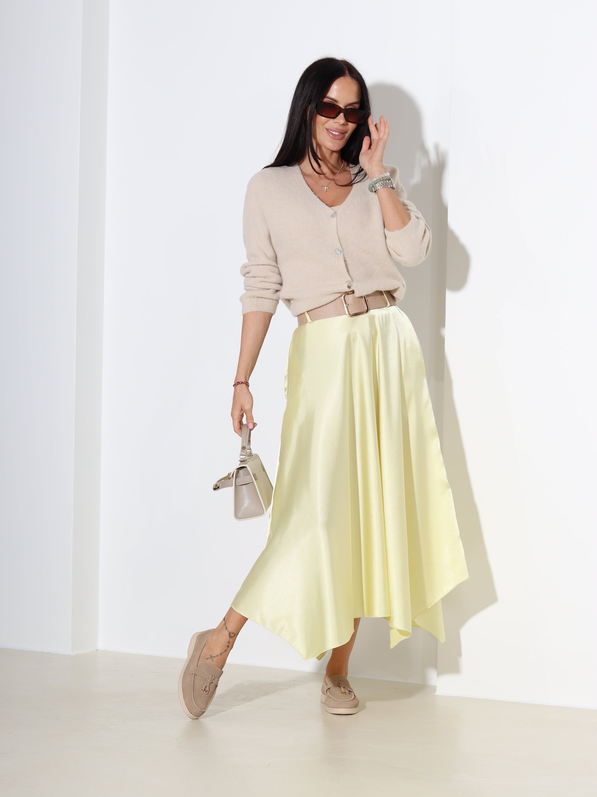 Dzelteni, midi, atlasa auduma svārki ar jostu - 18302