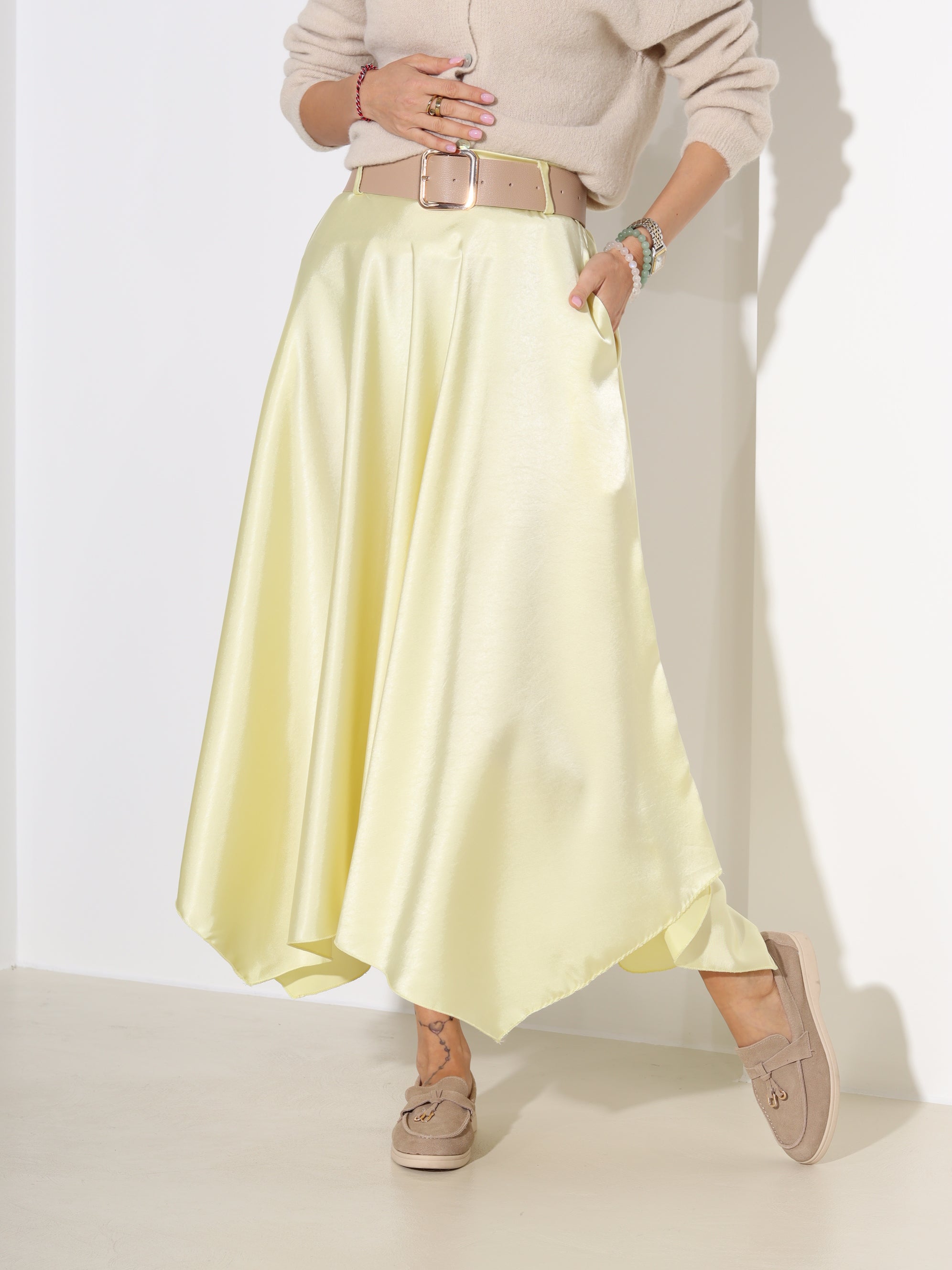 Dzelteni, midi, atlasa auduma svārki ar jostu - 18302