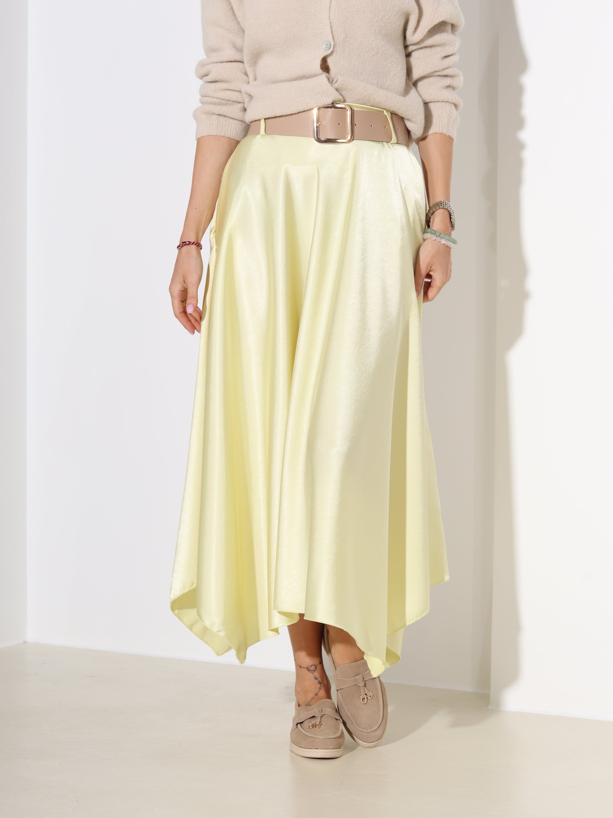 Dzelteni, midi, atlasa auduma svārki ar jostu - 18302