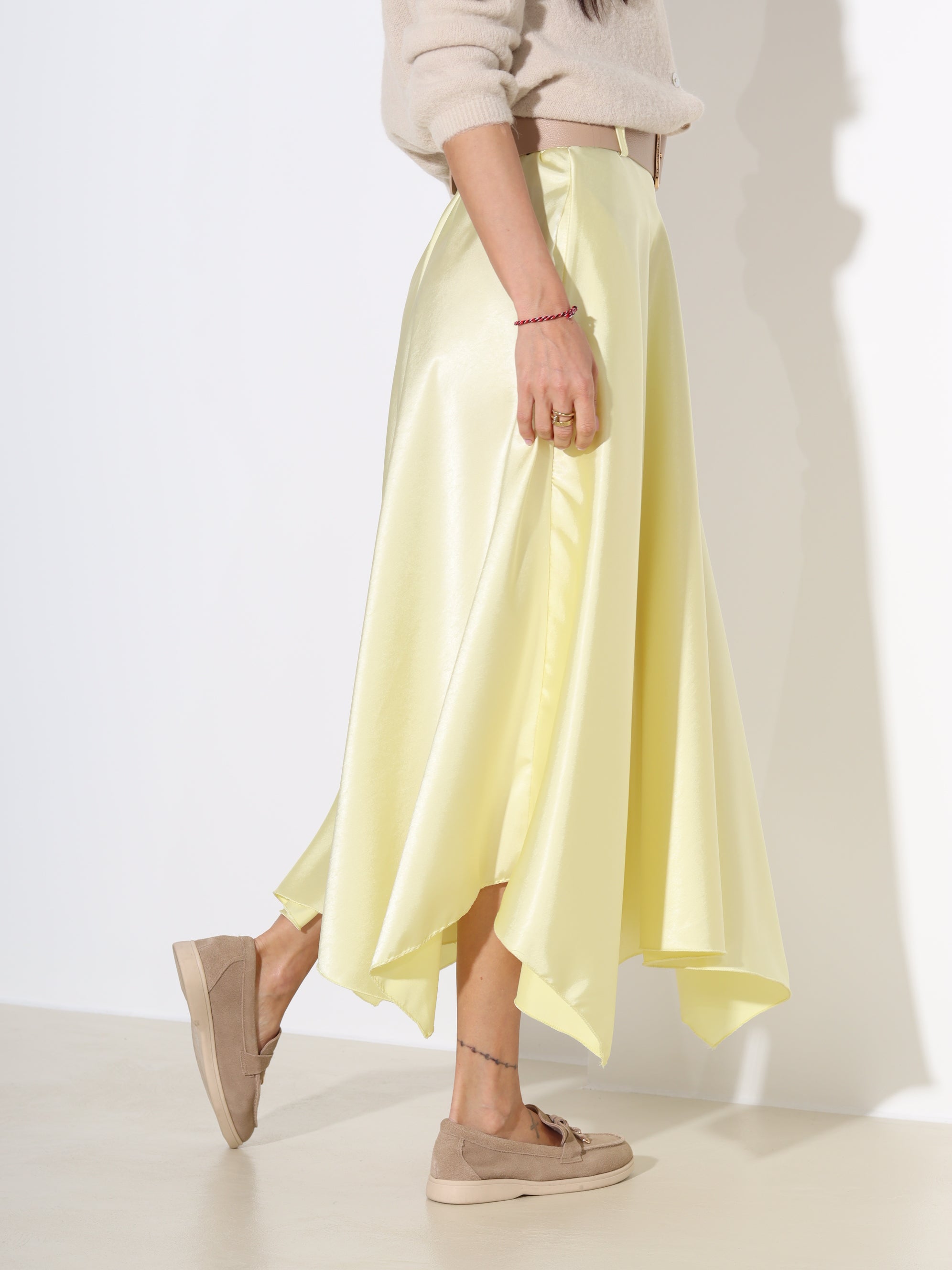 Dzelteni, midi, atlasa auduma svārki ar jostu - 18302