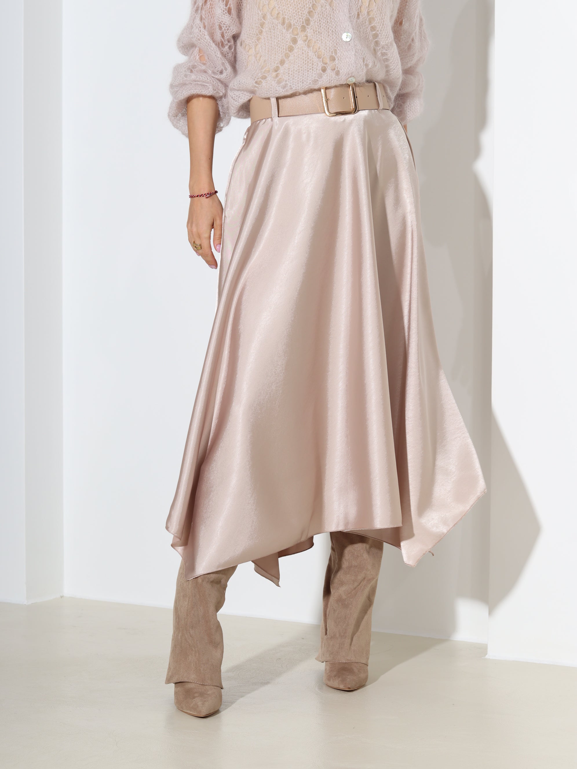 Gaiši brūni, midi, atlasa auduma svārki ar jostu – 18303