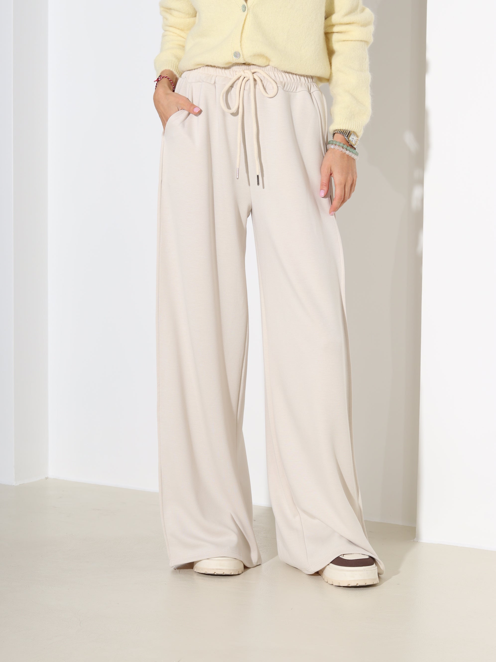 Bēšas bikses ar paplatinājuma iešuvi sānos, sportiskā stilā - 18346