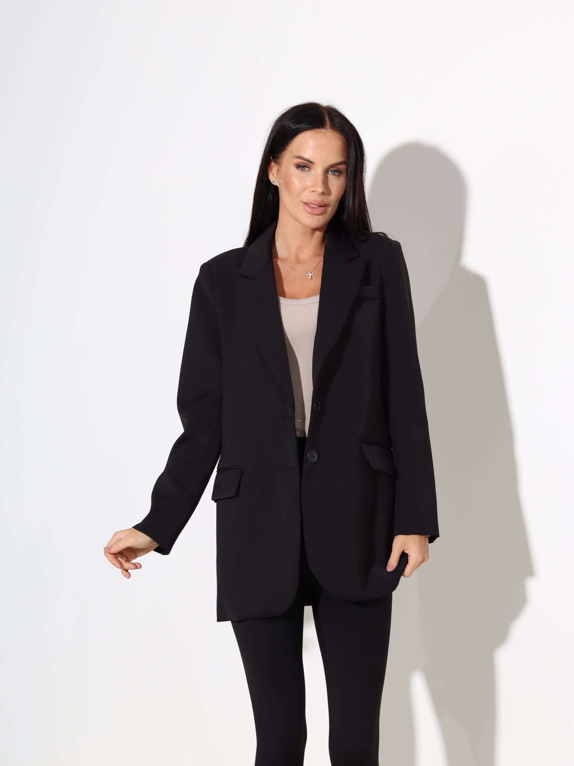 Melna, klassikalise piegriezuma žakete ar dekoratīvām kabatām - 18122