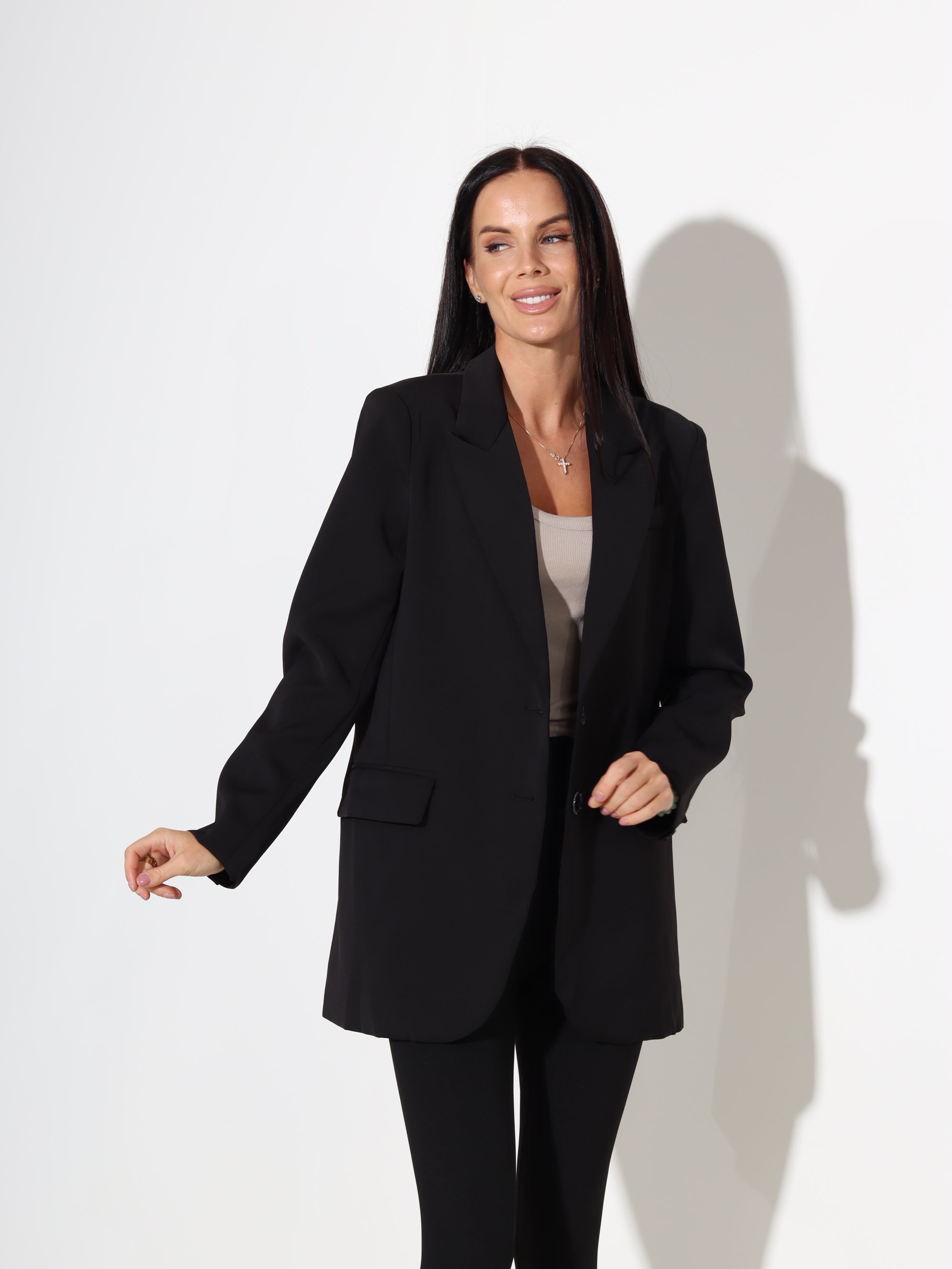 Melna, klassikalise piegriezuma žakete ar dekoratīvām kabatām - 18122