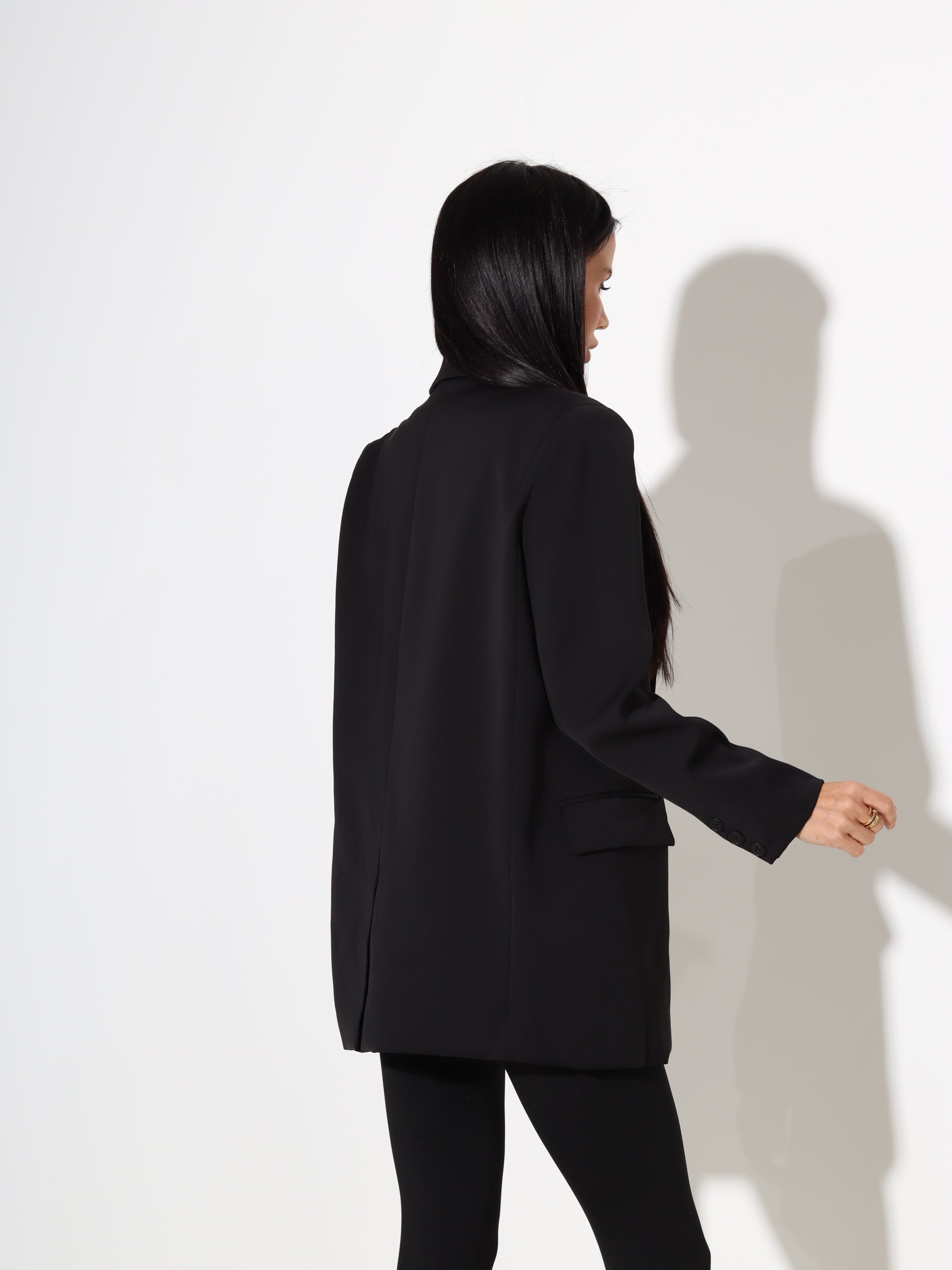 Melna, klassikalise piegriezuma žakete ar dekoratīvām kabatām - 18122