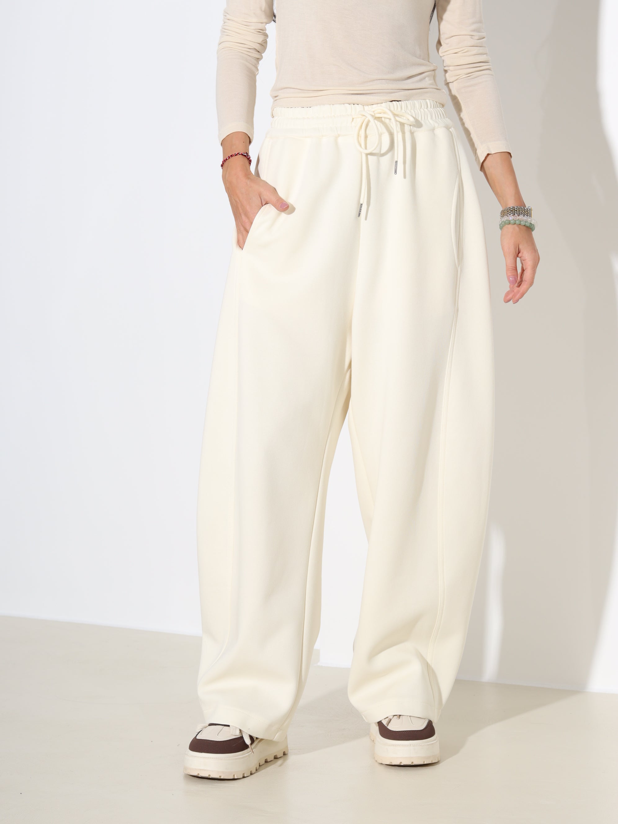 Pienbaltas oversize sportiska stila bikses - 18133