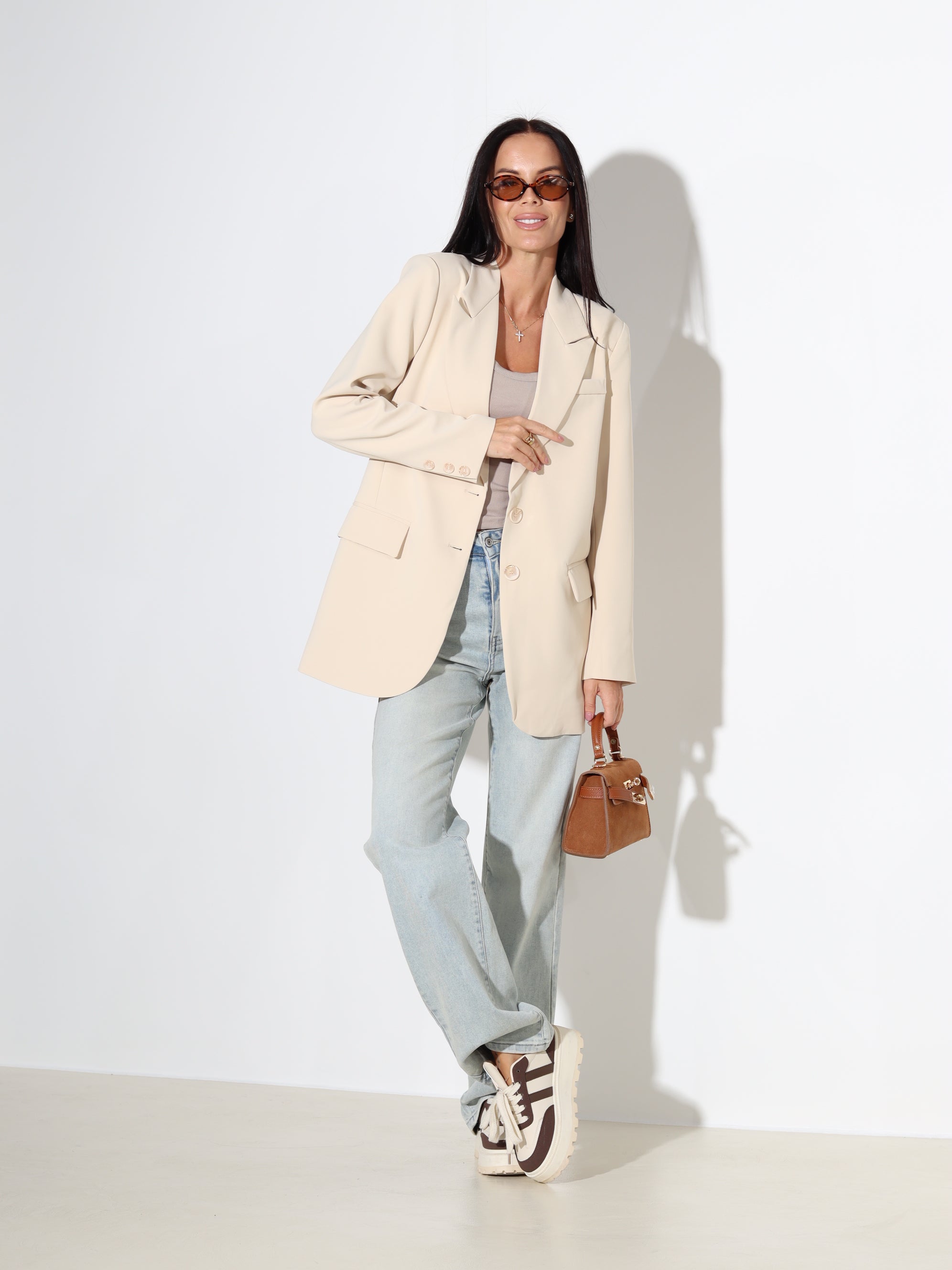 Bēša, klasiska piegriezuma žakete ar dekoratīvām kabatām - 18123