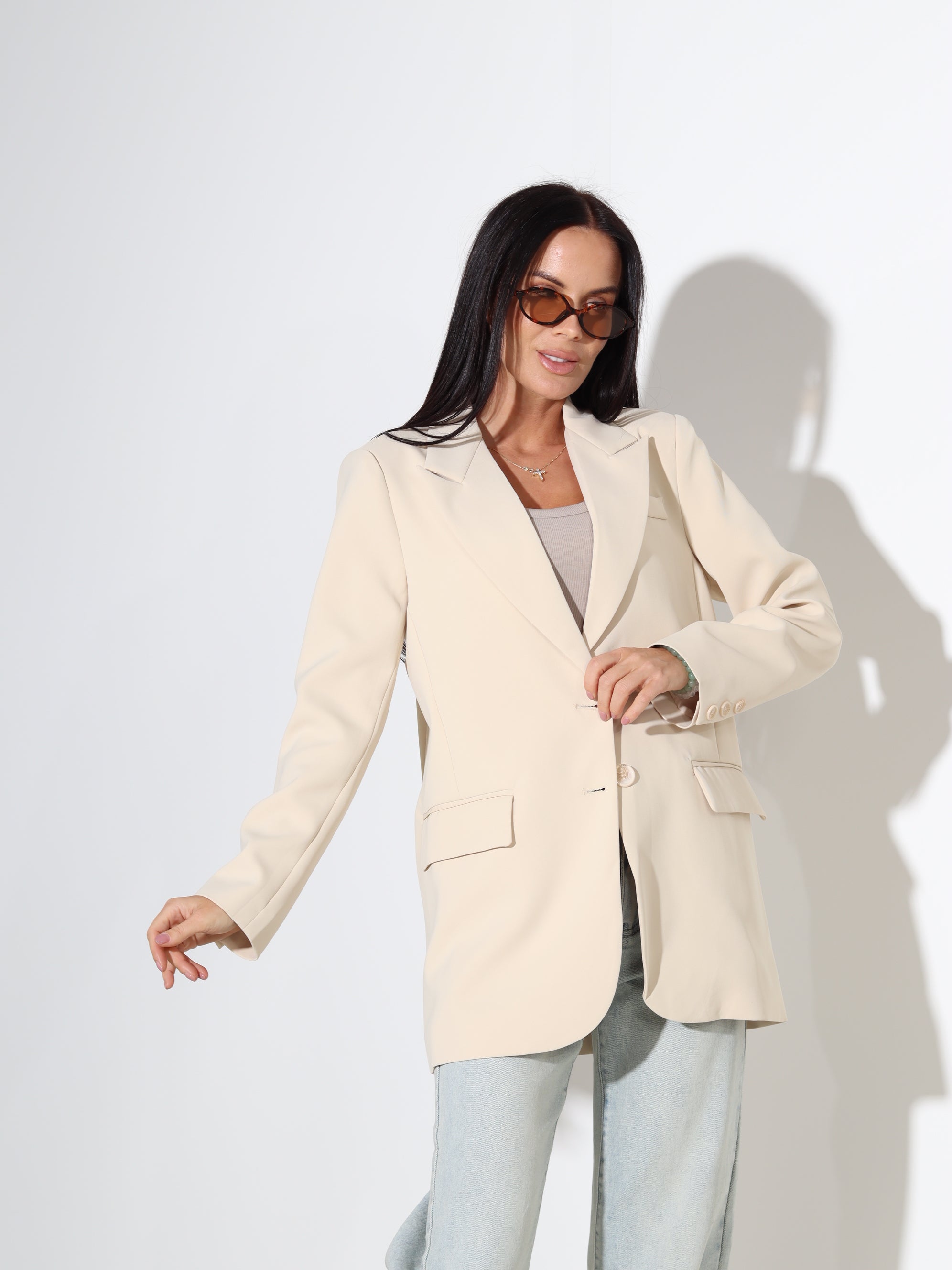 Bēša, klasiska piegriezuma žakete ar dekoratīvām kabatām - 18123