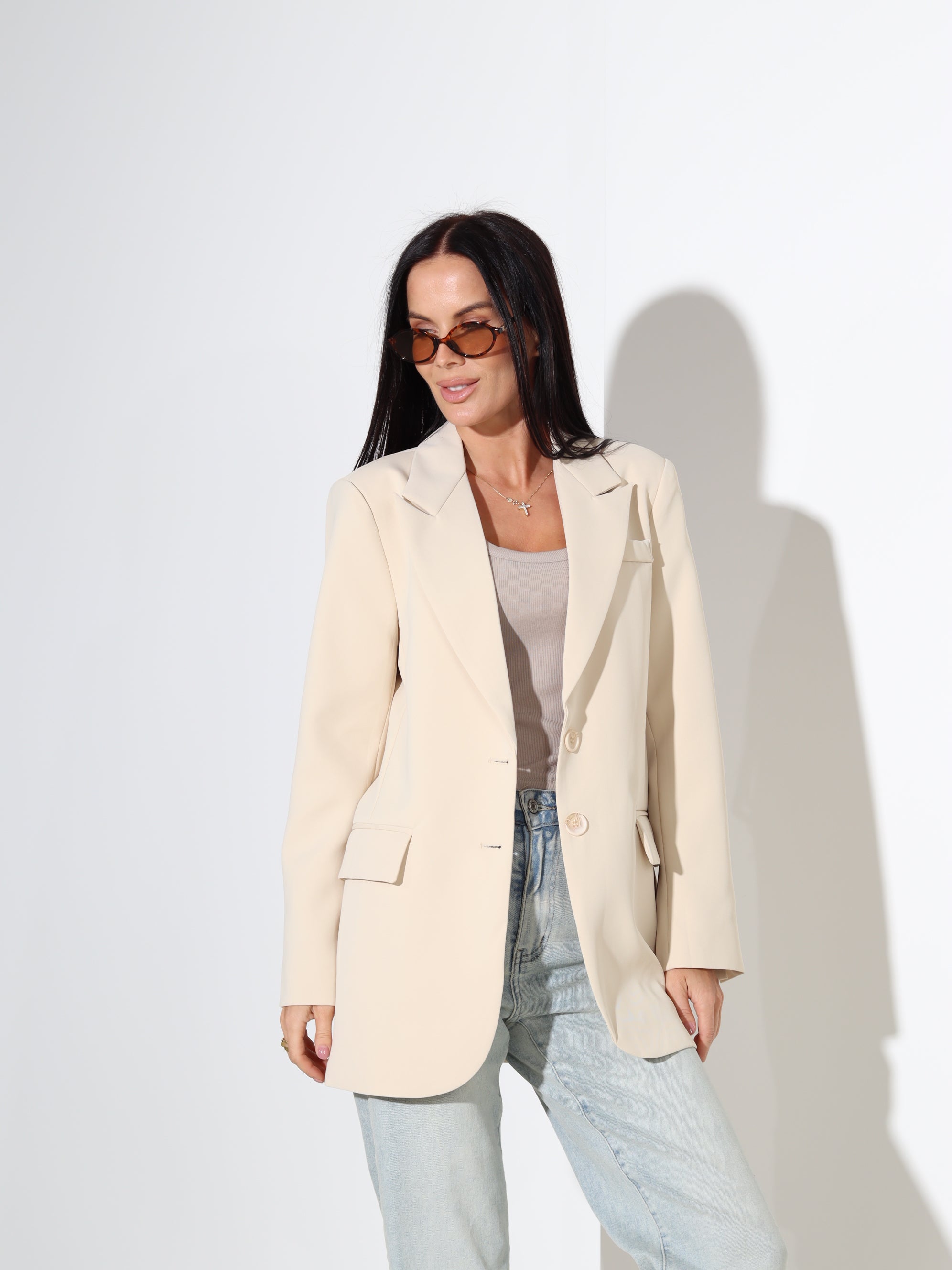 Bēša, klasiska piegriezuma žakete ar dekoratīvām kabatām - 18123