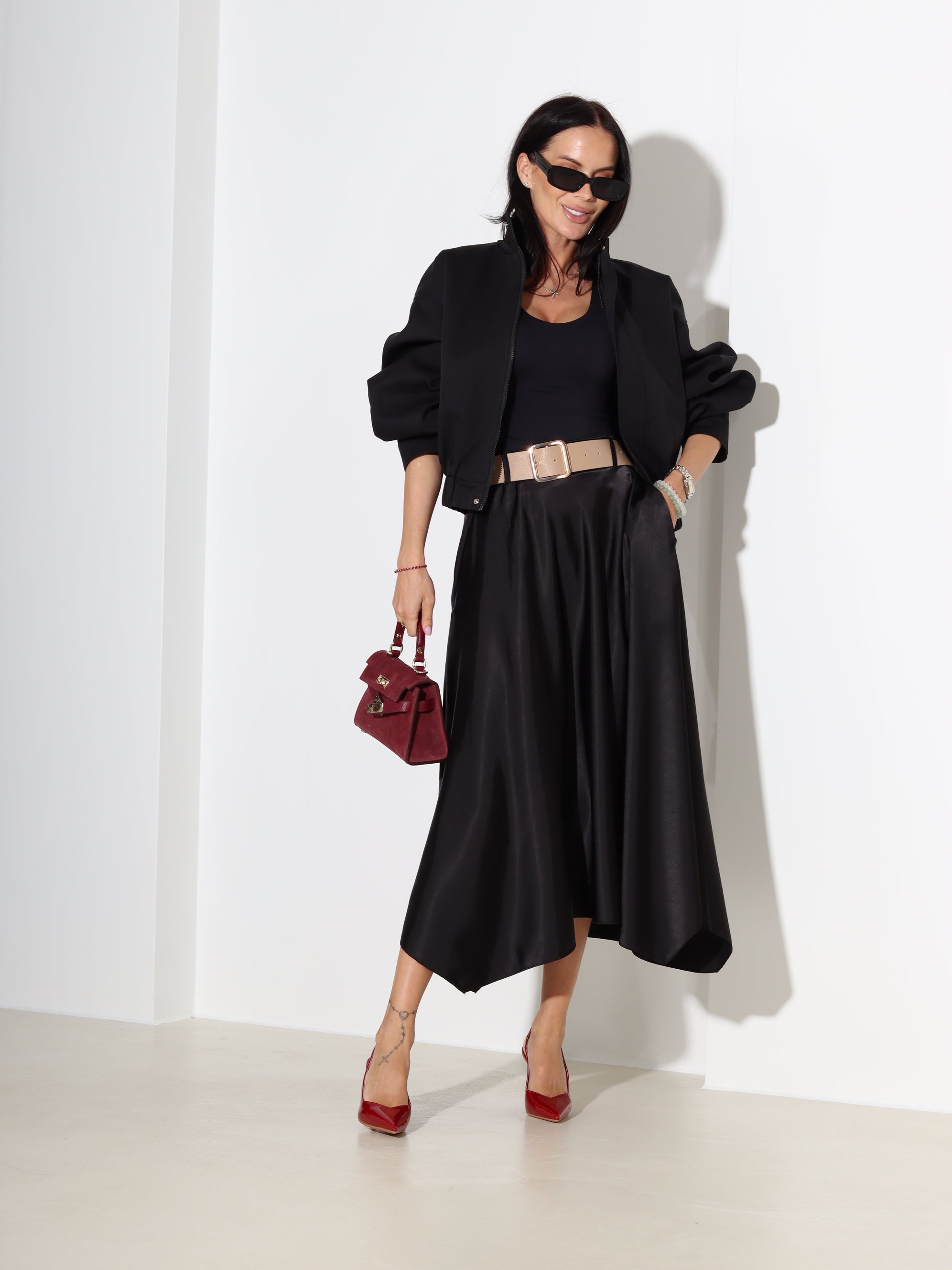 Melni, midi, atlasa auduma svārki ar jostu - 18304