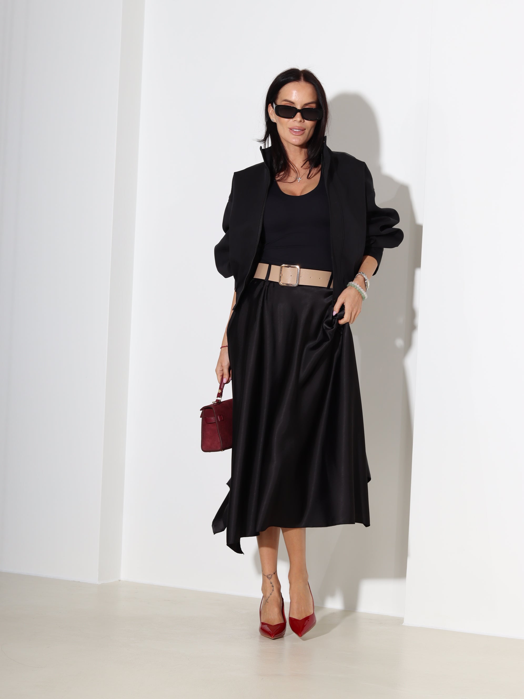 Melni, midi, atlasa auduma svārki ar jostu - 18304