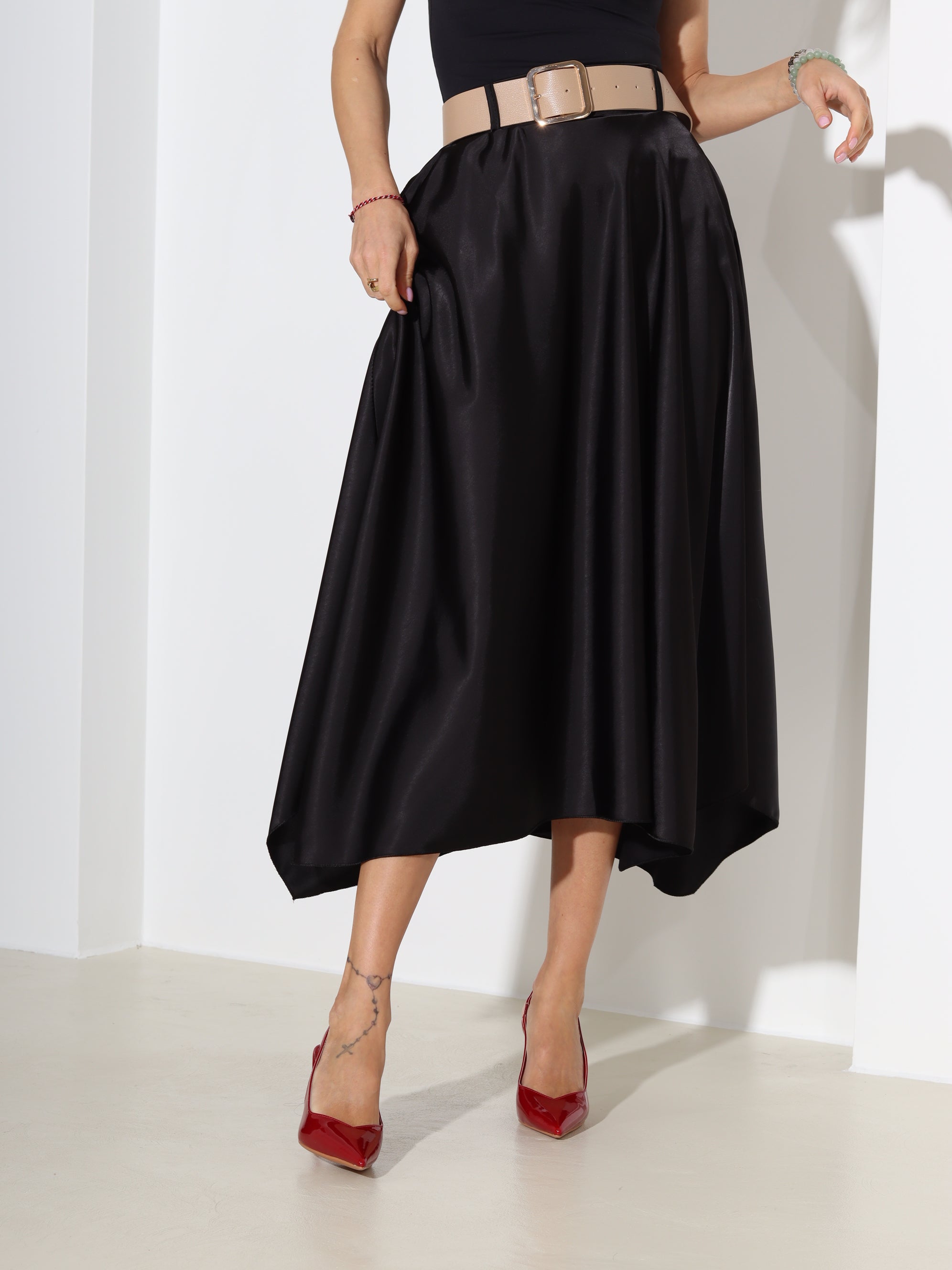 Melni, midi, atlasa auduma svārki ar jostu - 18304