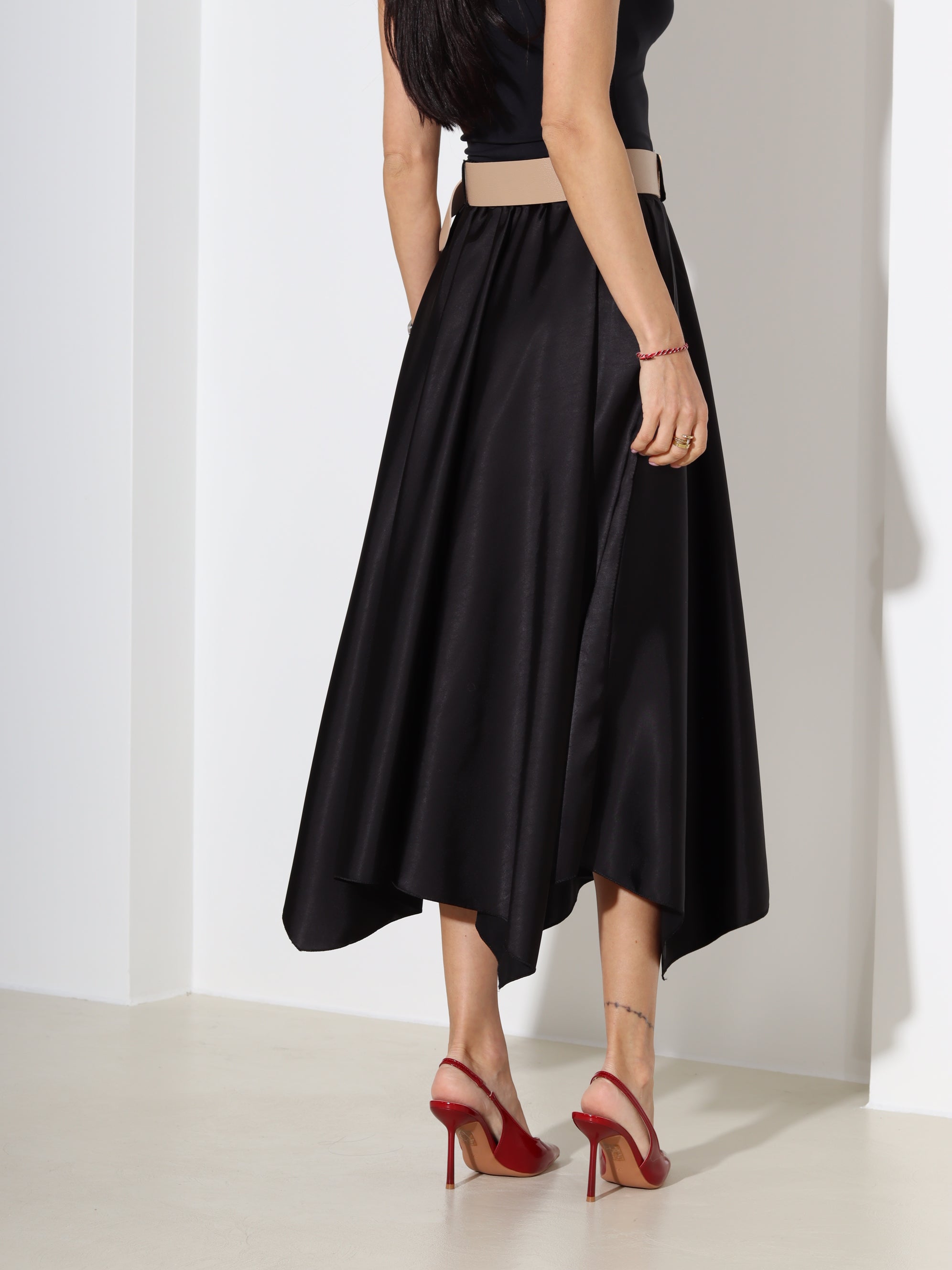 Melni, midi, atlasa auduma svārki ar jostu - 18304