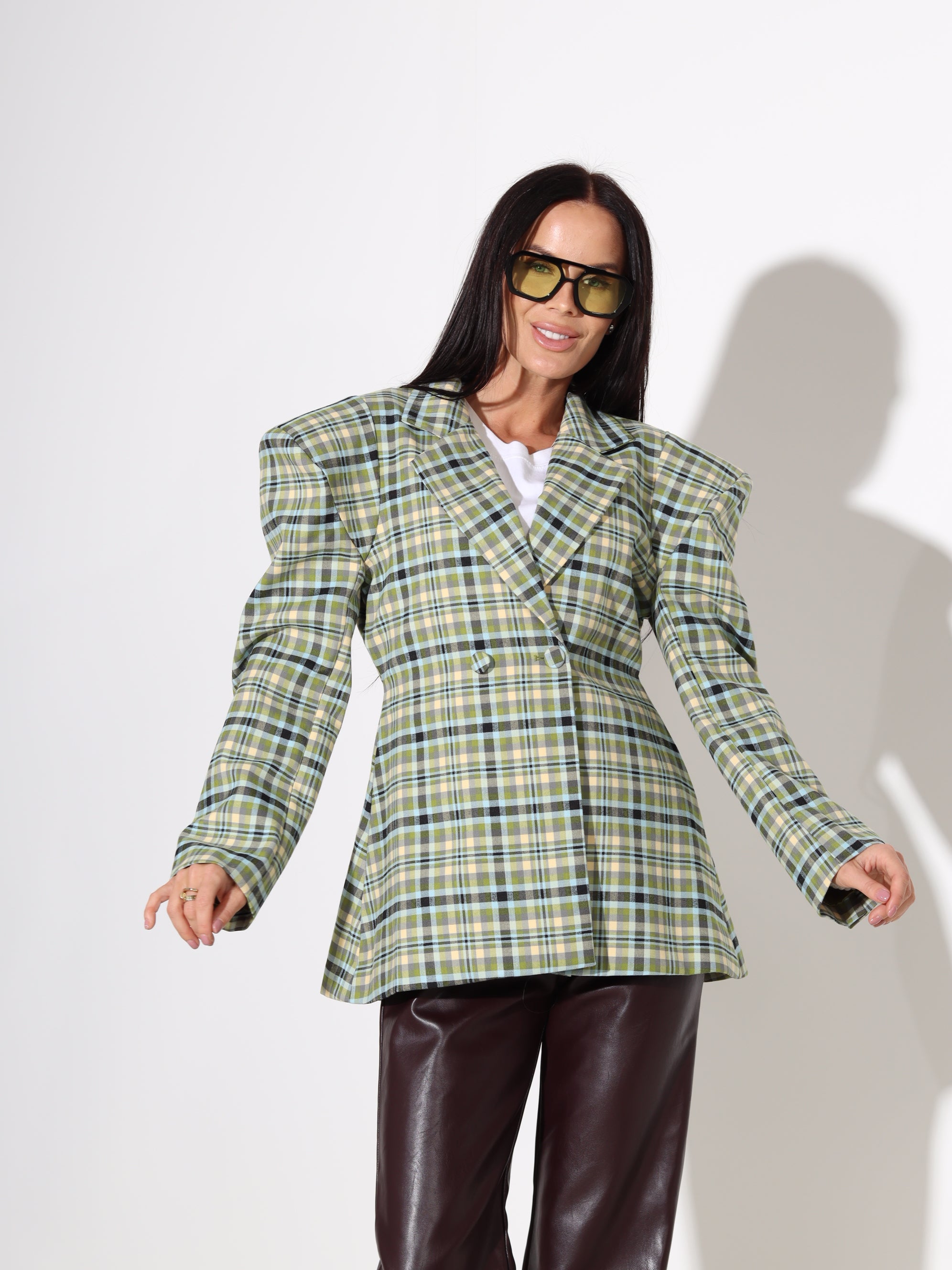 Zaļa rūtaina žakete uz auguma ar plecu polsteriem - 18127