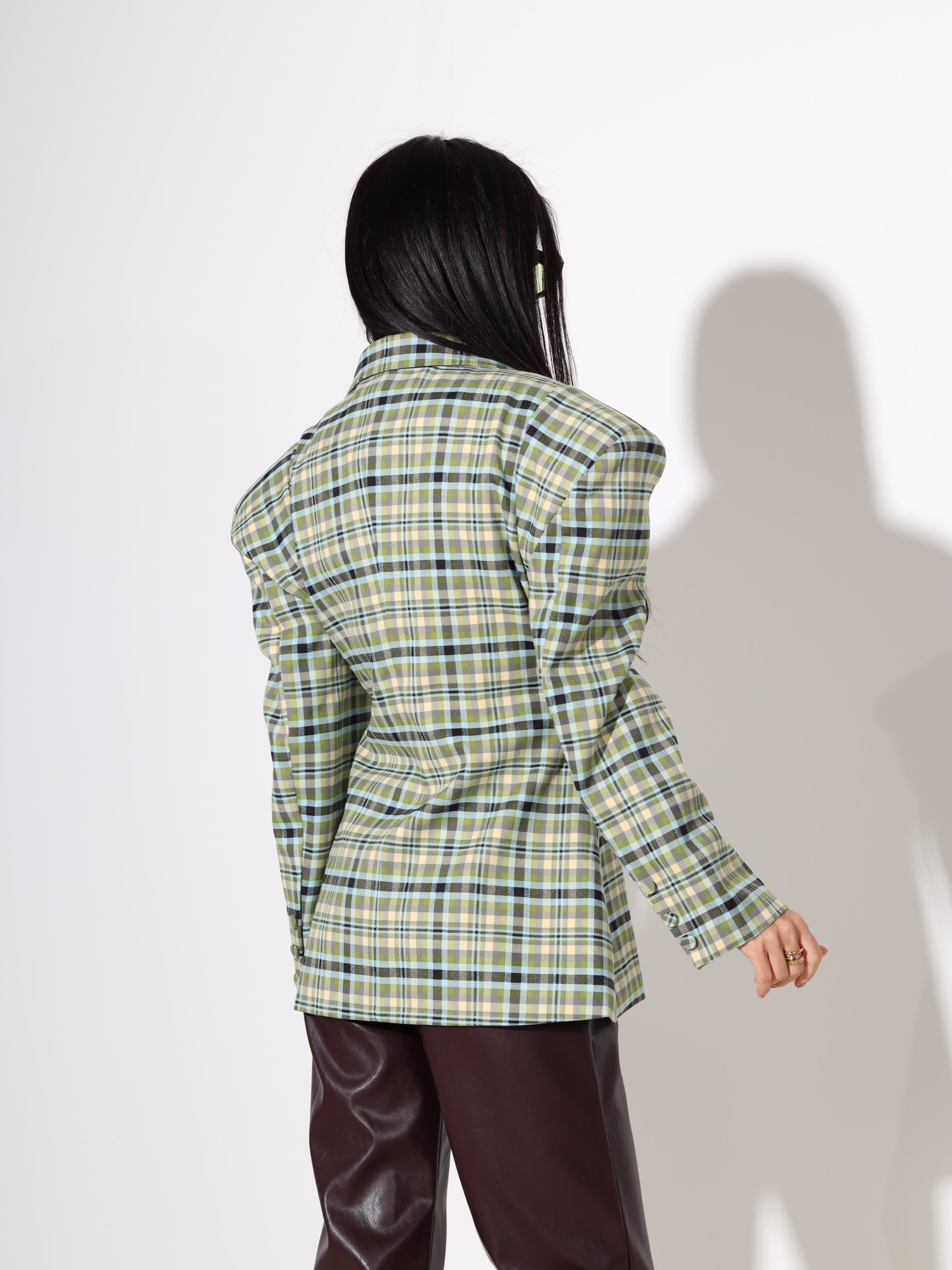 Zaļa rūtaina žakete uz auguma ar plecu polsteriem - 18127